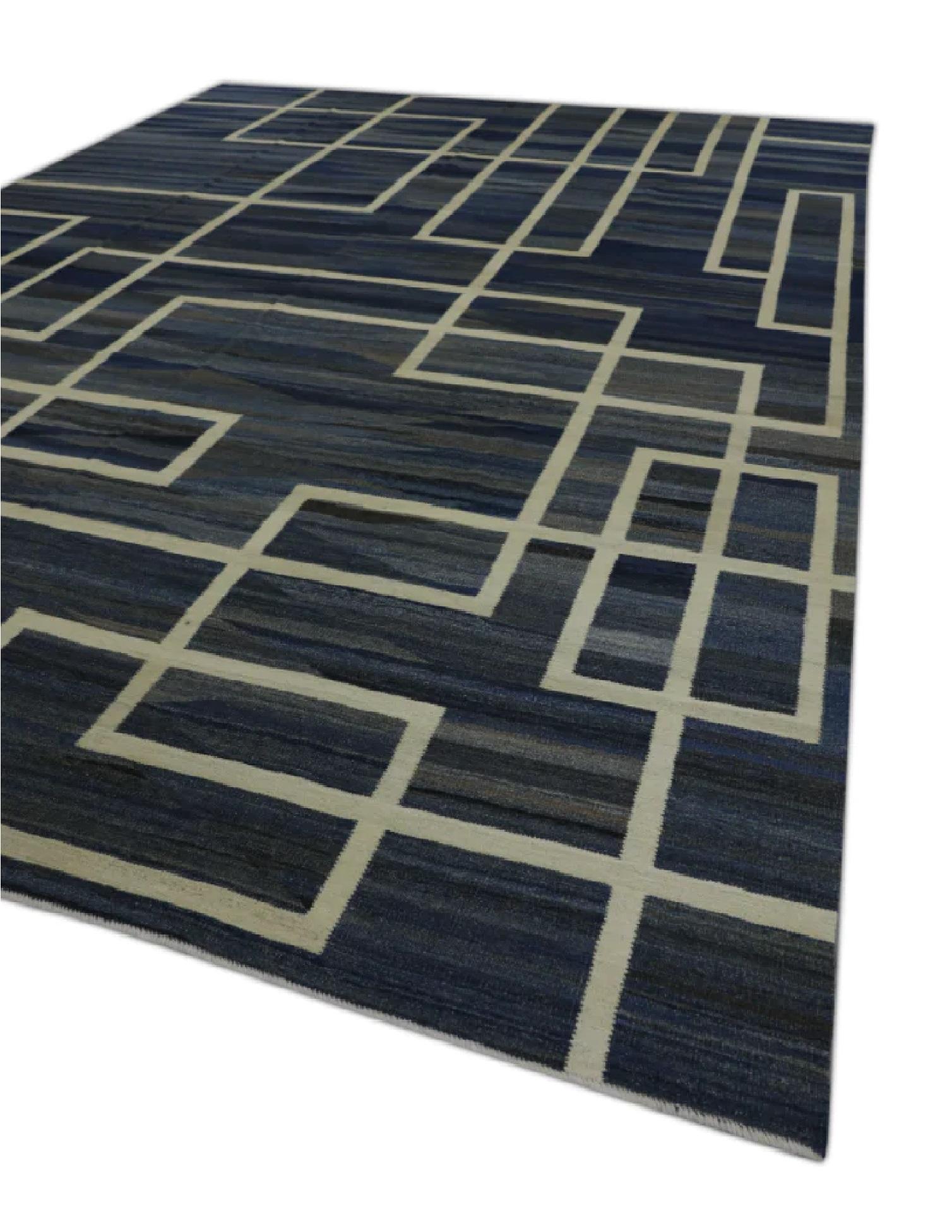 Dieser exquisite türkische Flachgewebe-Kilim ist ein atemberaubendes Meisterwerk der traditionellen Handwerkskunst. Jeder Teppich wird in sorgfältiger Handarbeit von geschickten Kunsthandwerkern mit jahrhundertealten Techniken gewebt, die über