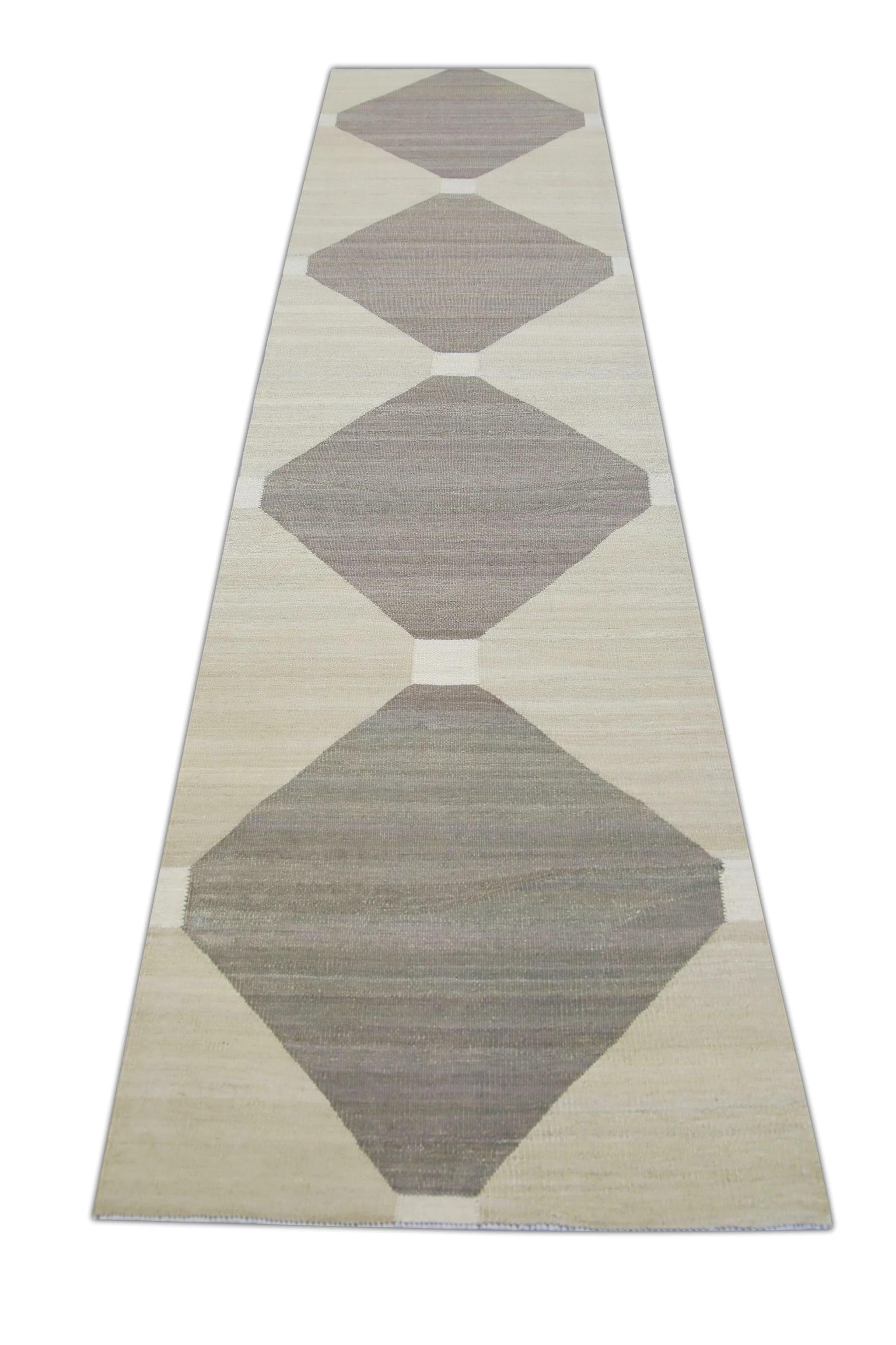 Questo squisito tappeto Kilim turco a trama piatta è un capolavoro di artigianato tradizionale. Ogni tappeto è meticolosamente tessuto a mano da abili artigiani che utilizzano tecniche secolari tramandate da generazioni. L'intricato design presenta