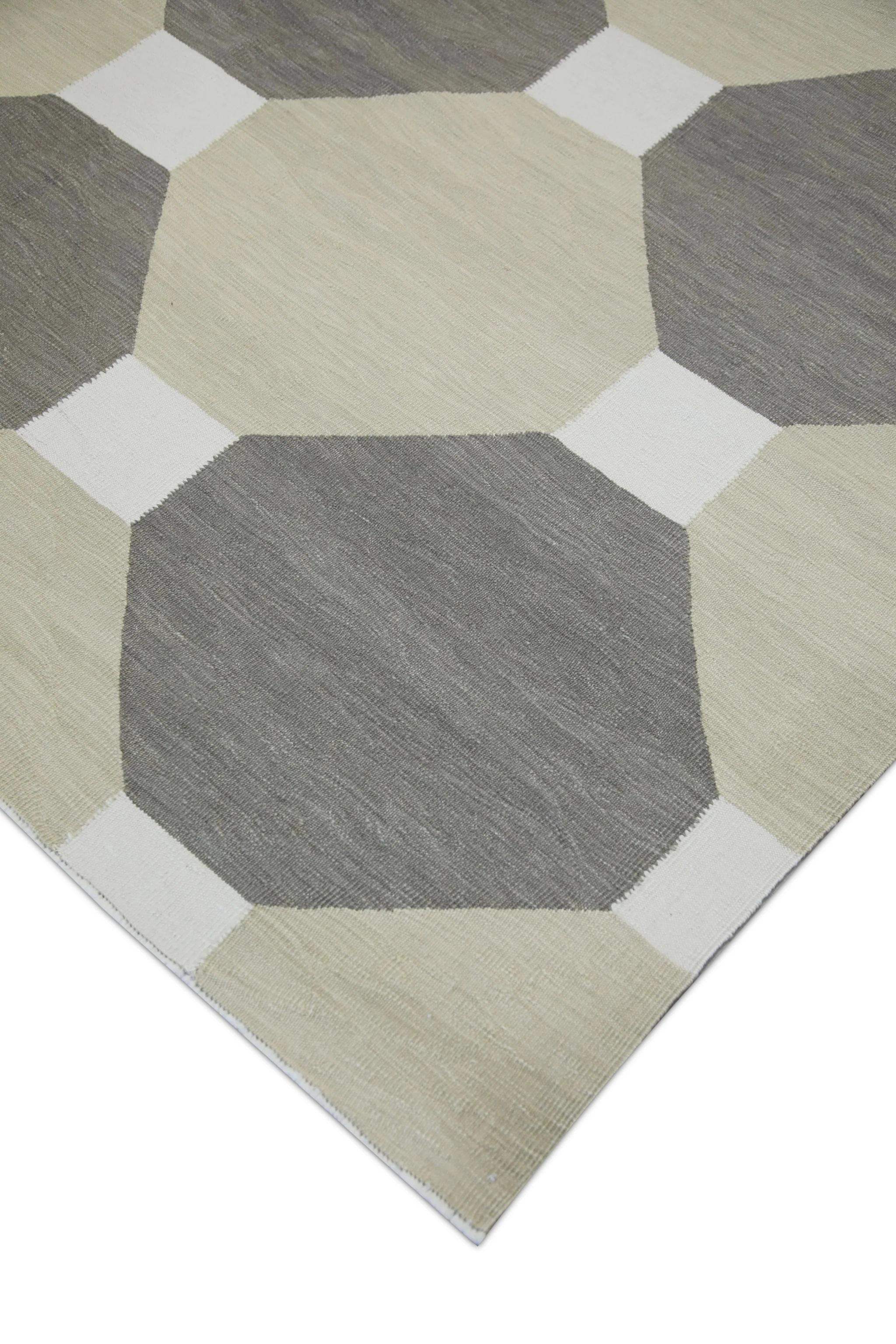 Dieser exquisite türkische Flachgewebe-Kilim ist ein atemberaubendes Meisterwerk der traditionellen Handwerkskunst. Jeder Teppich wird in sorgfältiger Handarbeit von geschickten Kunsthandwerkern mit jahrhundertealten Techniken gewebt, die über