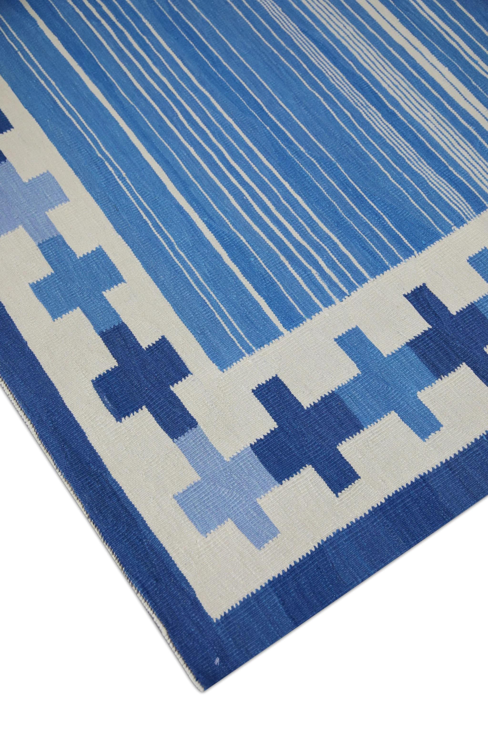 Ce magnifique tapis Kilim turc à tissage plat est un chef-d'œuvre de l'artisanat traditionnel. Chaque tapis est méticuleusement tissé à la main par des artisans qualifiés selon des techniques ancestrales transmises de génération en génération. Le