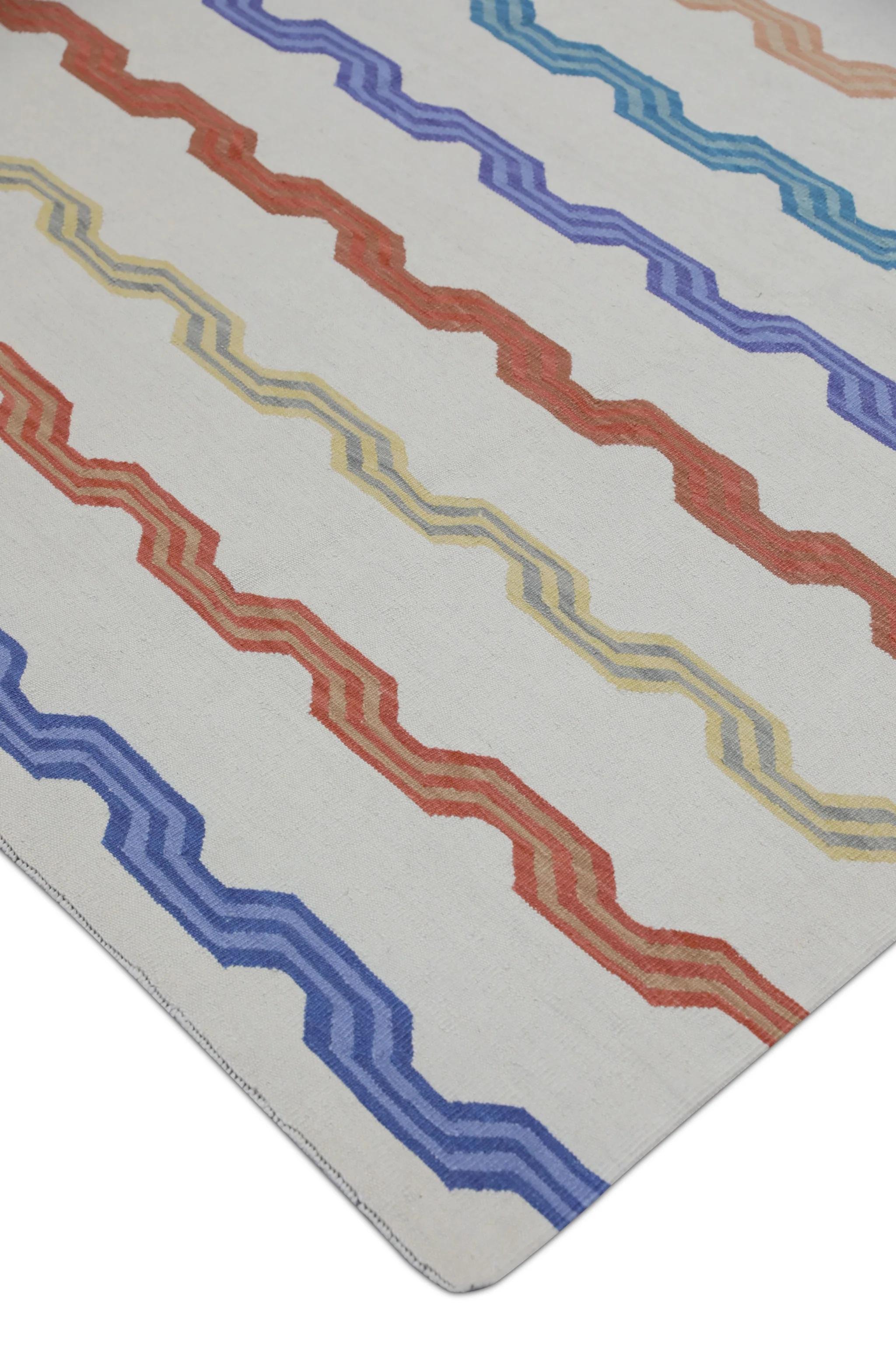 Dieser exquisite türkische Flachgewebe-Kilim ist ein atemberaubendes Meisterwerk der traditionellen Handwerkskunst. Jeder Teppich wird in sorgfältiger Handarbeit von geschickten Kunsthandwerkern mit jahrhundertealten Techniken gewebt, die über