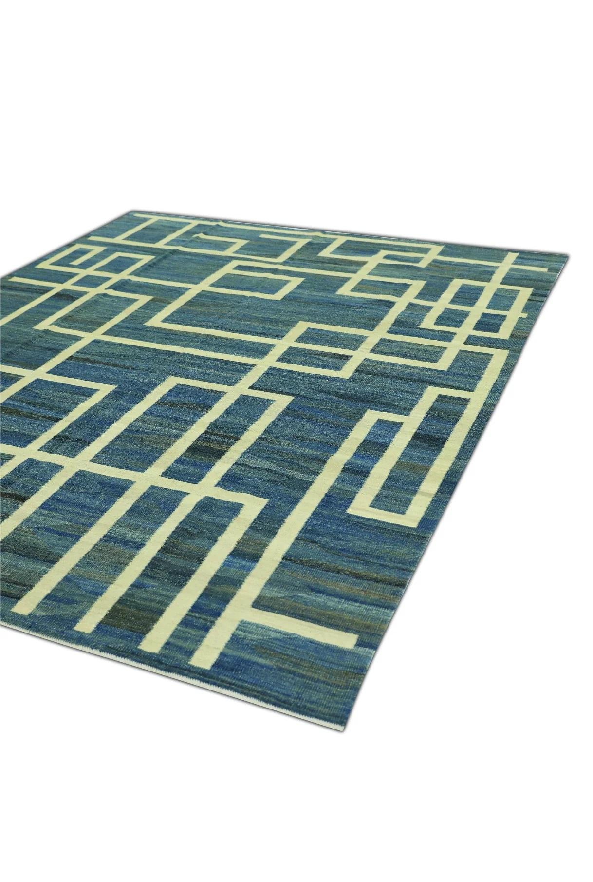 Dieser exquisite türkische Flachgewebe-Kilim ist ein atemberaubendes Meisterwerk der traditionellen Handwerkskunst. Jeder Teppich wird in sorgfältiger Handarbeit von geschickten Kunsthandwerkern mit jahrhundertealten Techniken gewebt, die über
