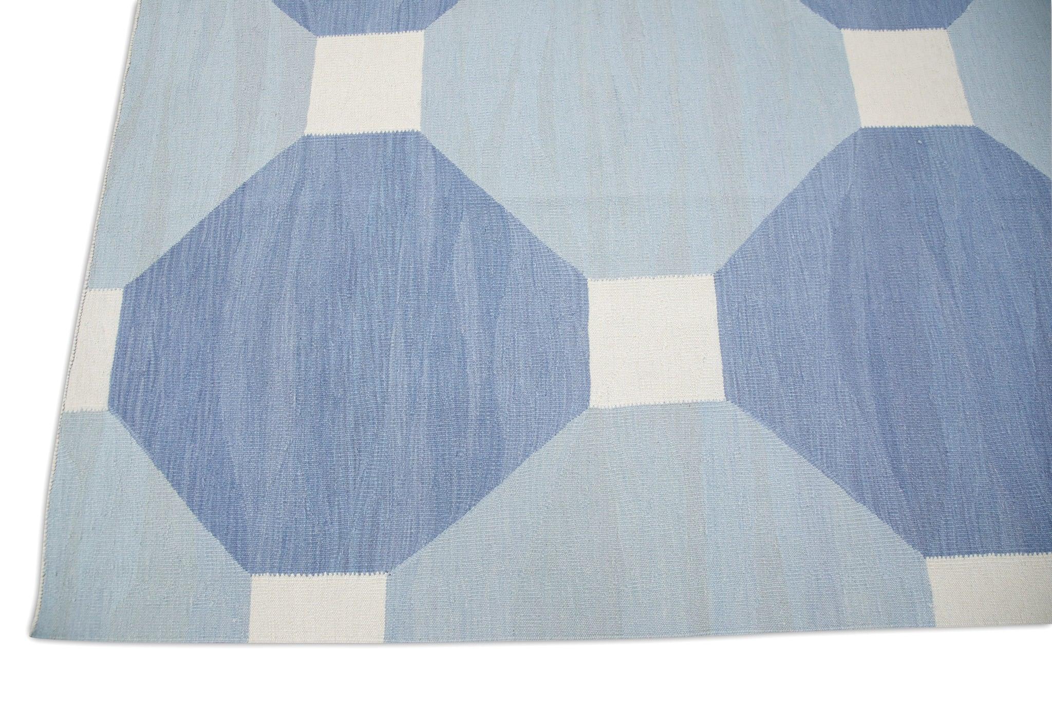 Blauer handgefertigter Flachgewebe-Wollteppich in geometrischem Design 9'4