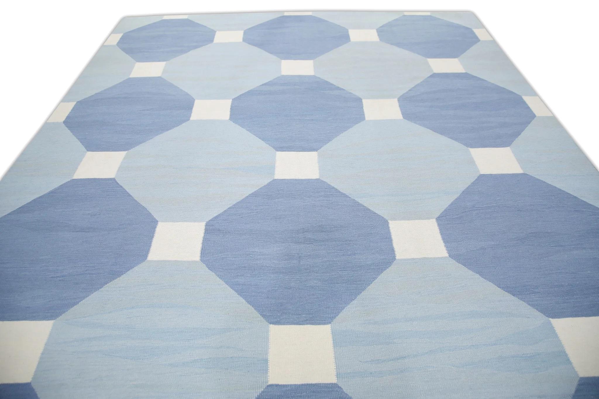 Blauer handgefertigter Flachgewebe-Wollteppich in geometrischem Design 9'4