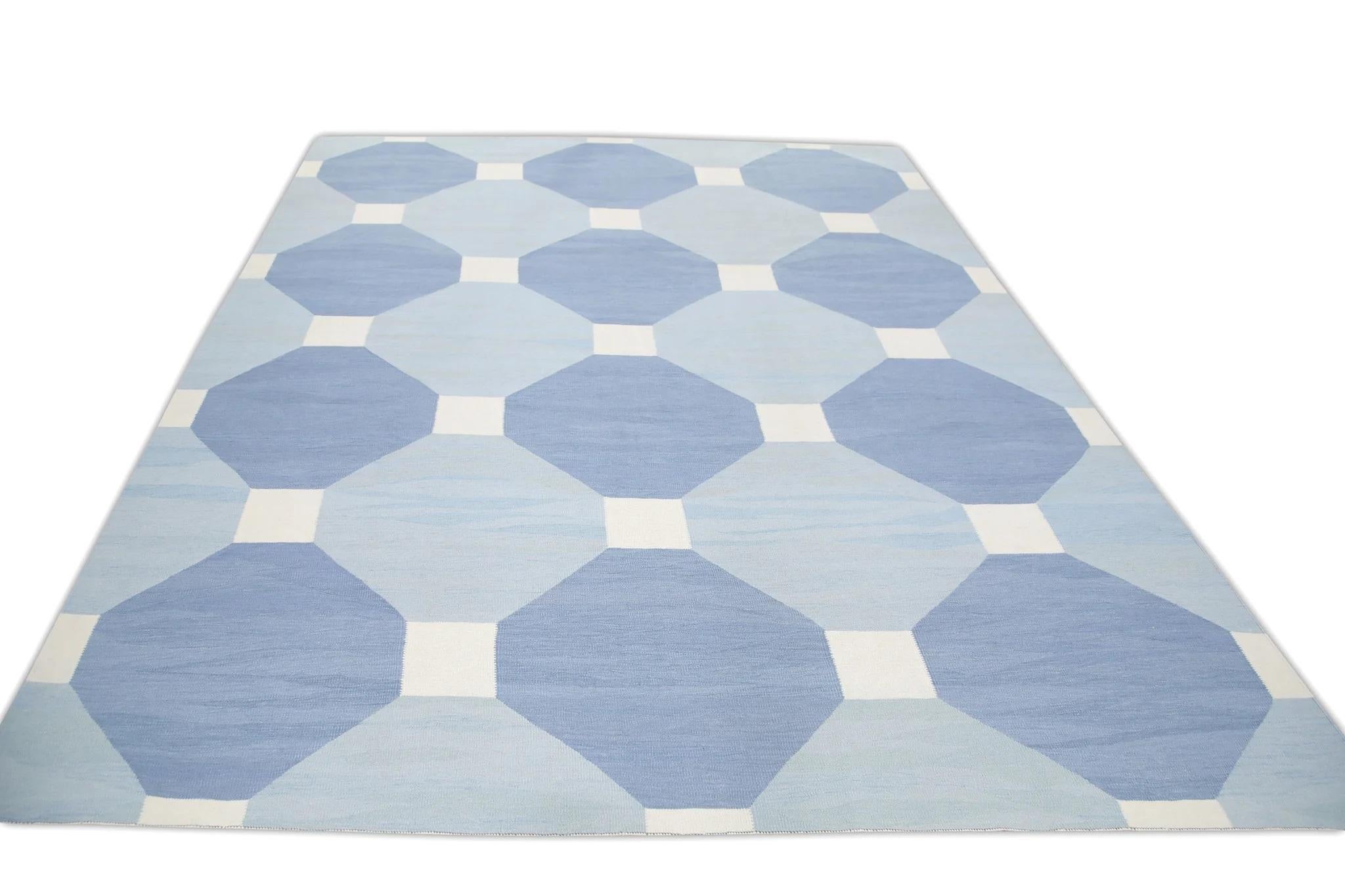 Blauer handgefertigter Flachgewebe-Wollteppich in geometrischem Design 9'4