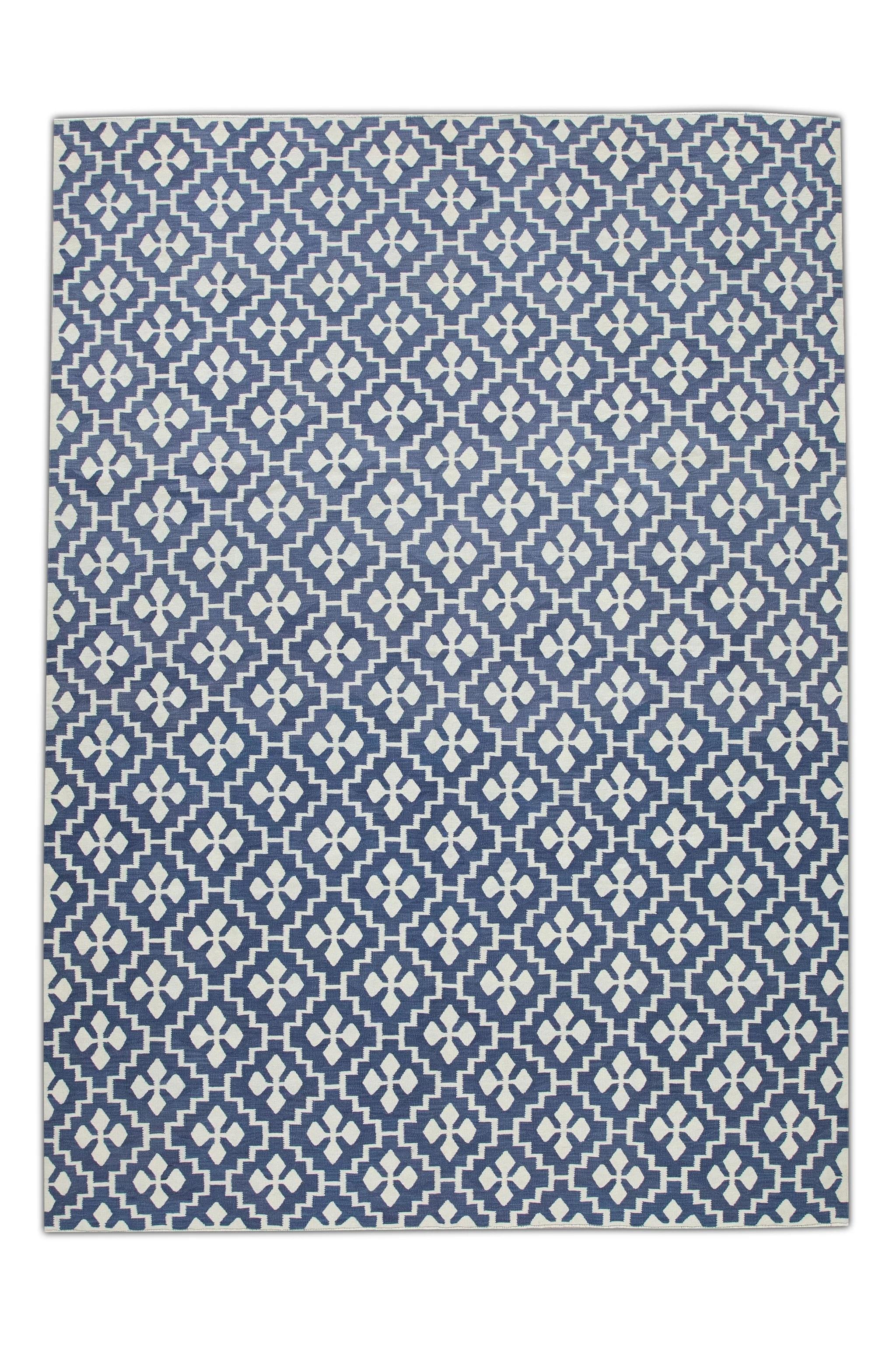 Blauer handgefertigter Flachgewebe-Wollteppich in geometrischem Design 9'5