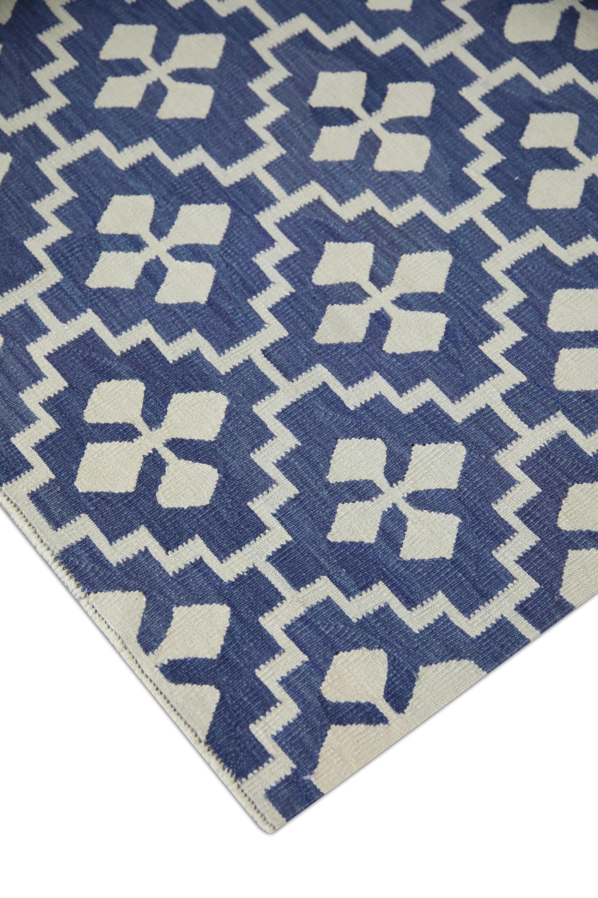 Dieser exquisite türkische Flachgewebe-Kilim ist ein atemberaubendes Meisterwerk der traditionellen Handwerkskunst. Jeder Teppich wird in sorgfältiger Handarbeit von geschickten Kunsthandwerkern mit jahrhundertealten Techniken gewebt, die über