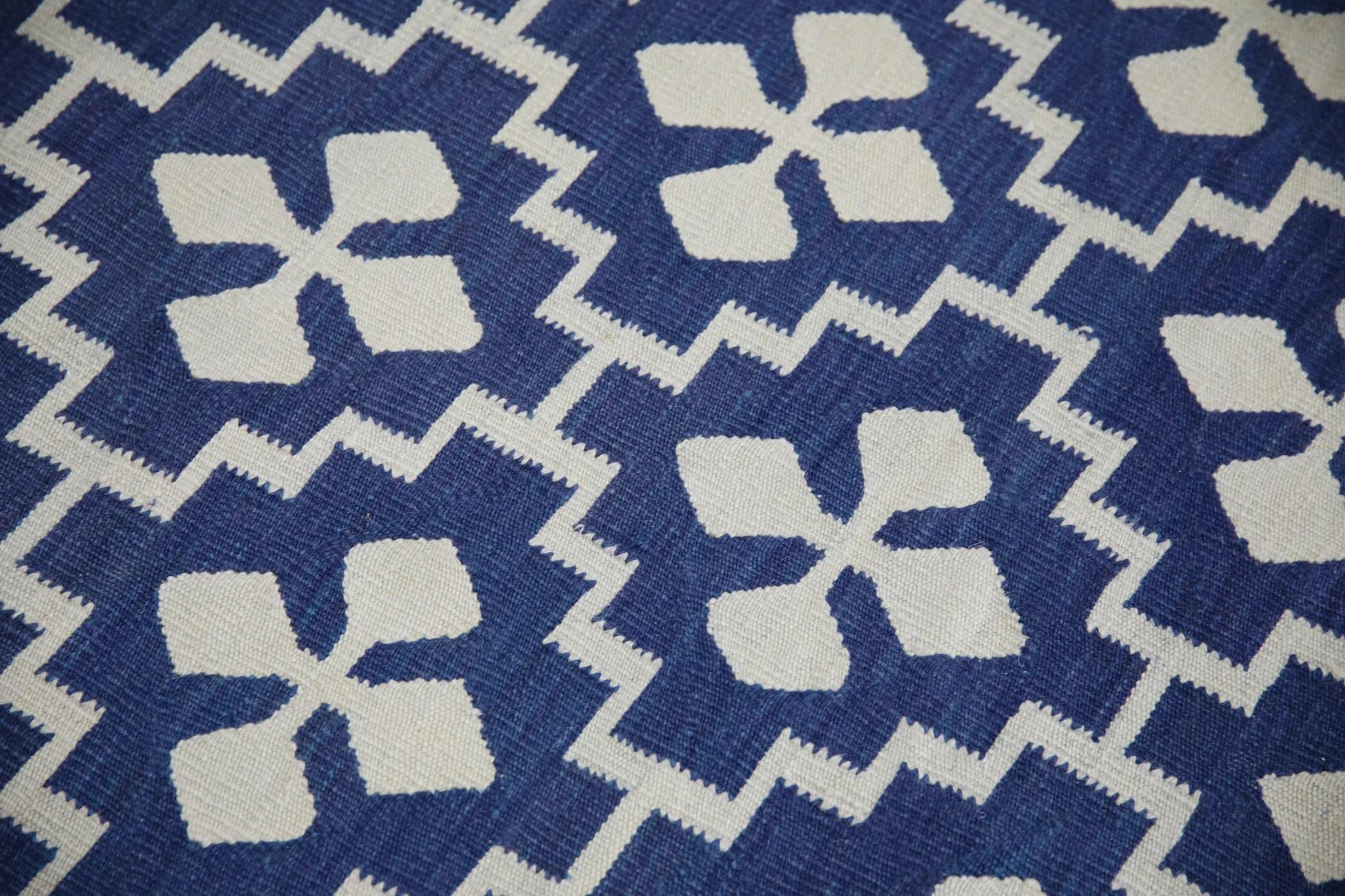 Blauer handgefertigter Flachgewebe-Wollteppich in geometrischem Design 9'5