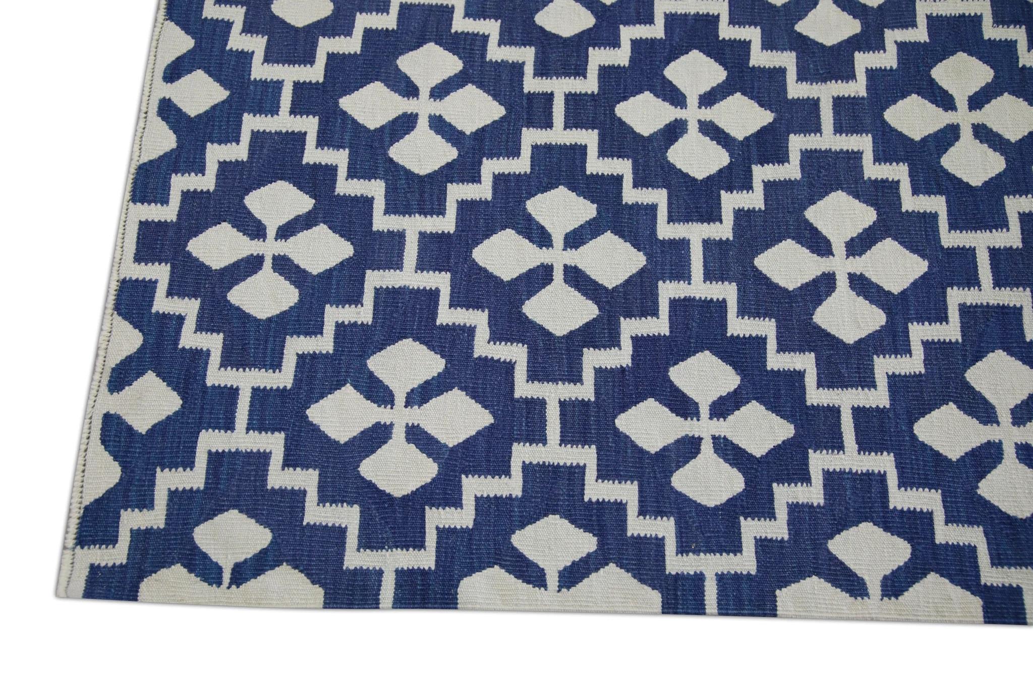 Blauer handgefertigter Flachgewebe-Wollteppich in geometrischem Design 9'5