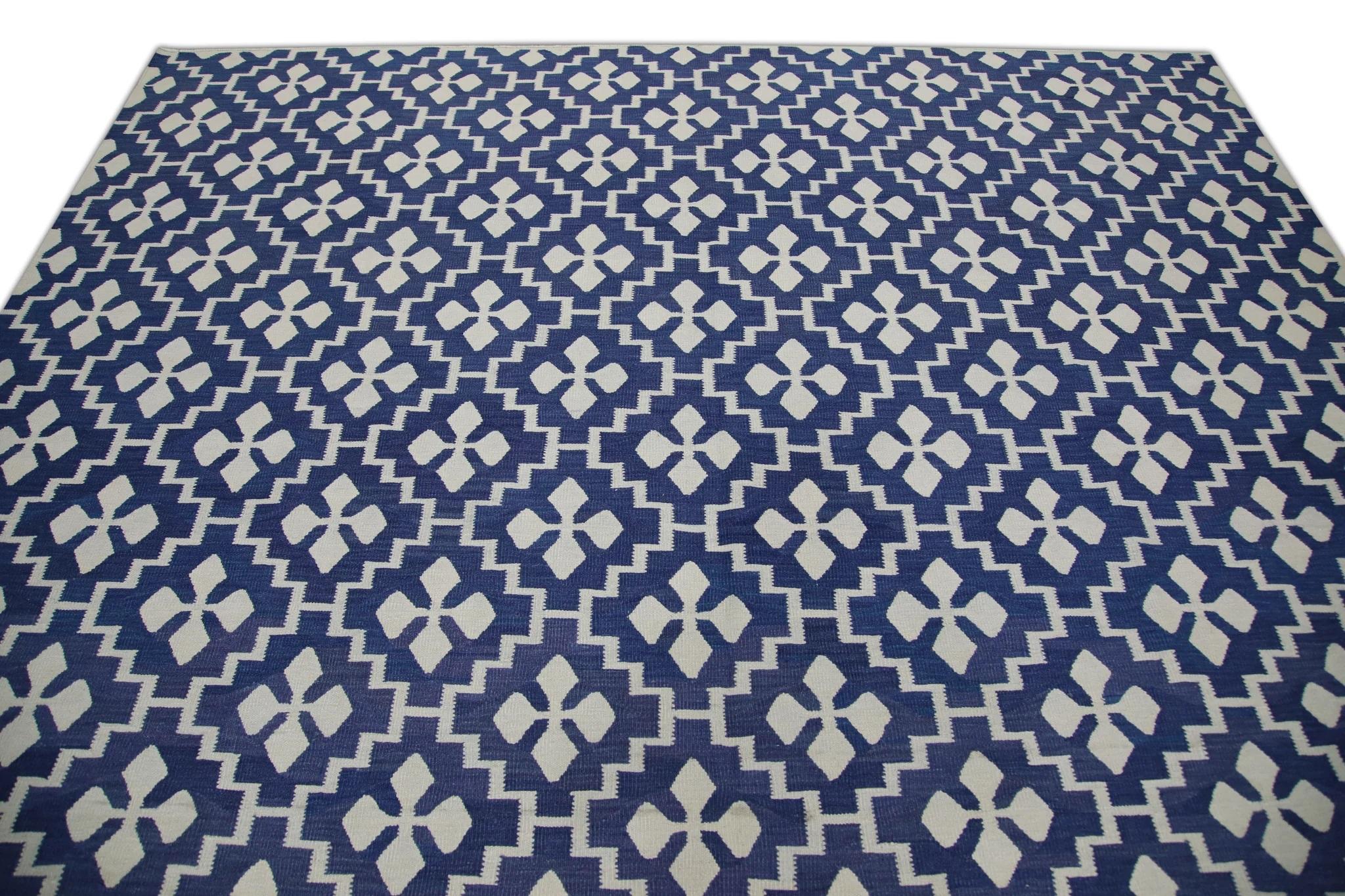 Blauer handgefertigter Flachgewebe-Wollteppich in geometrischem Design 9'5