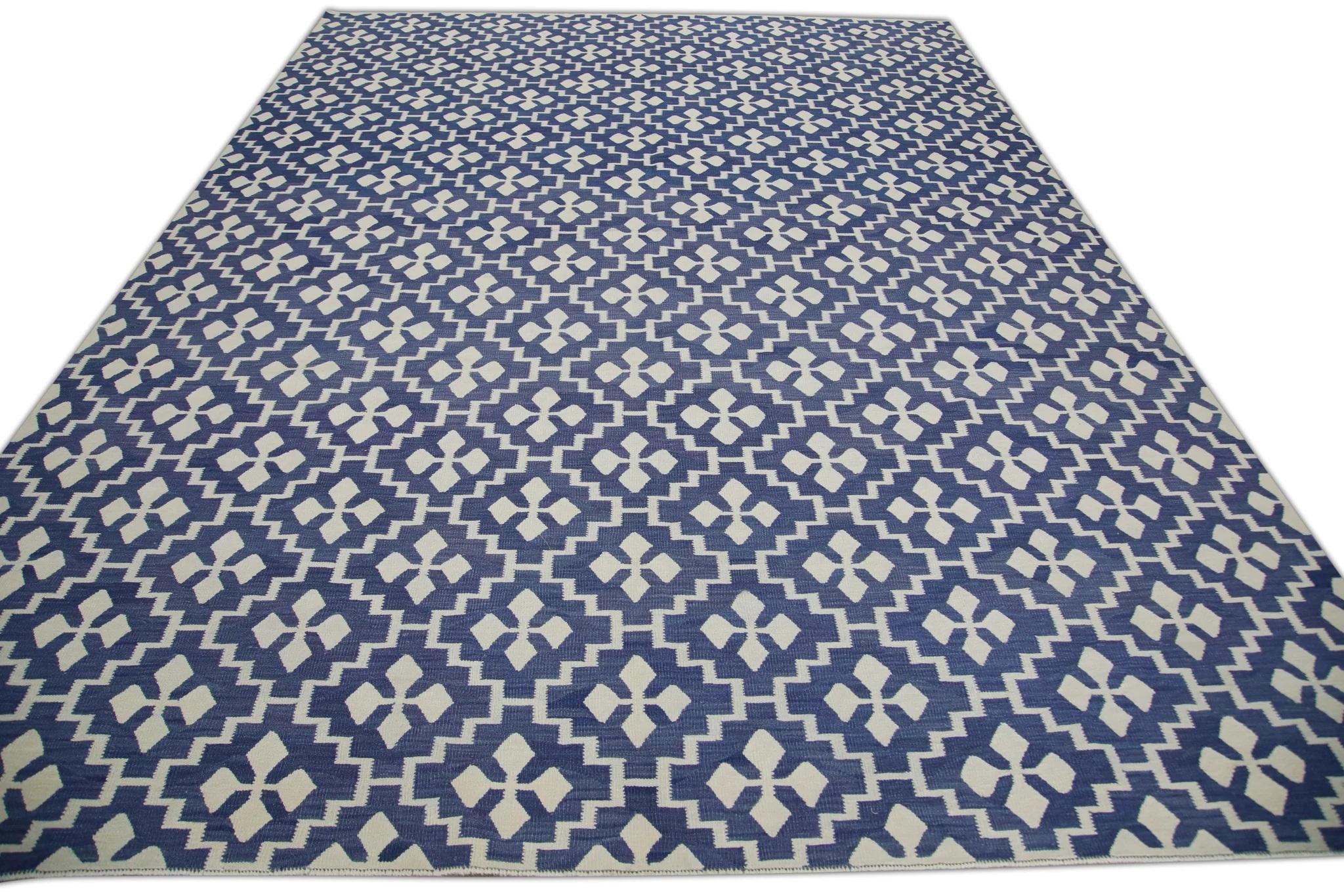 Blauer handgefertigter Flachgewebe-Wollteppich in geometrischem Design 9'5