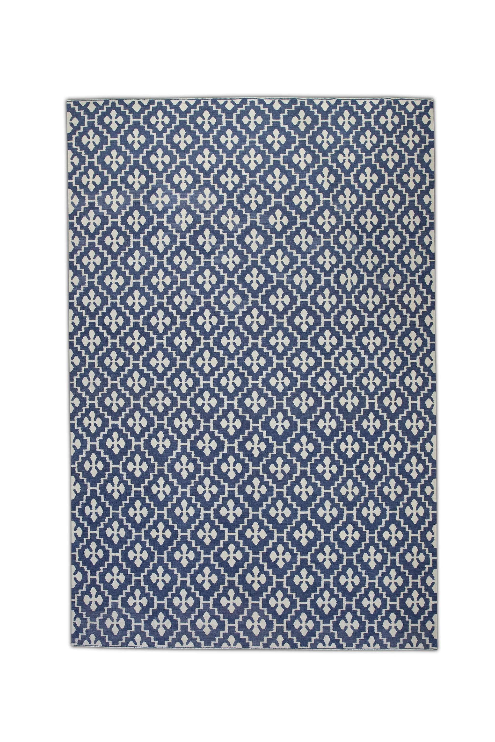 Blauer handgefertigter Flachgewebe-Wollteppich in geometrischem Design 8'1
