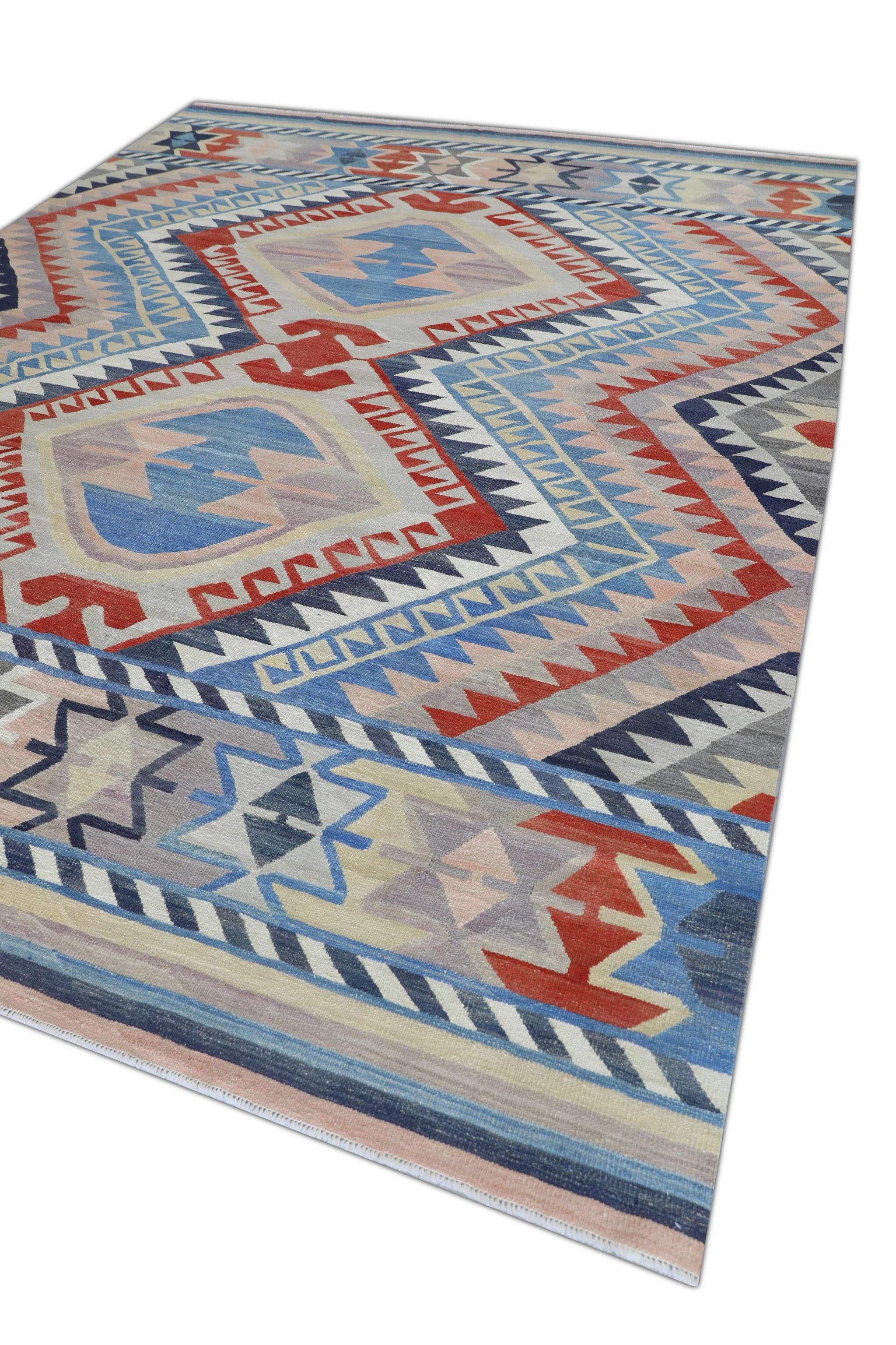 Dieser exquisite türkische Flachgewebe-Kilim ist ein atemberaubendes Meisterwerk der traditionellen Handwerkskunst. Jeder Teppich wird in sorgfältiger Handarbeit von geschickten Kunsthandwerkern mit jahrhundertealten Techniken gewebt, die über