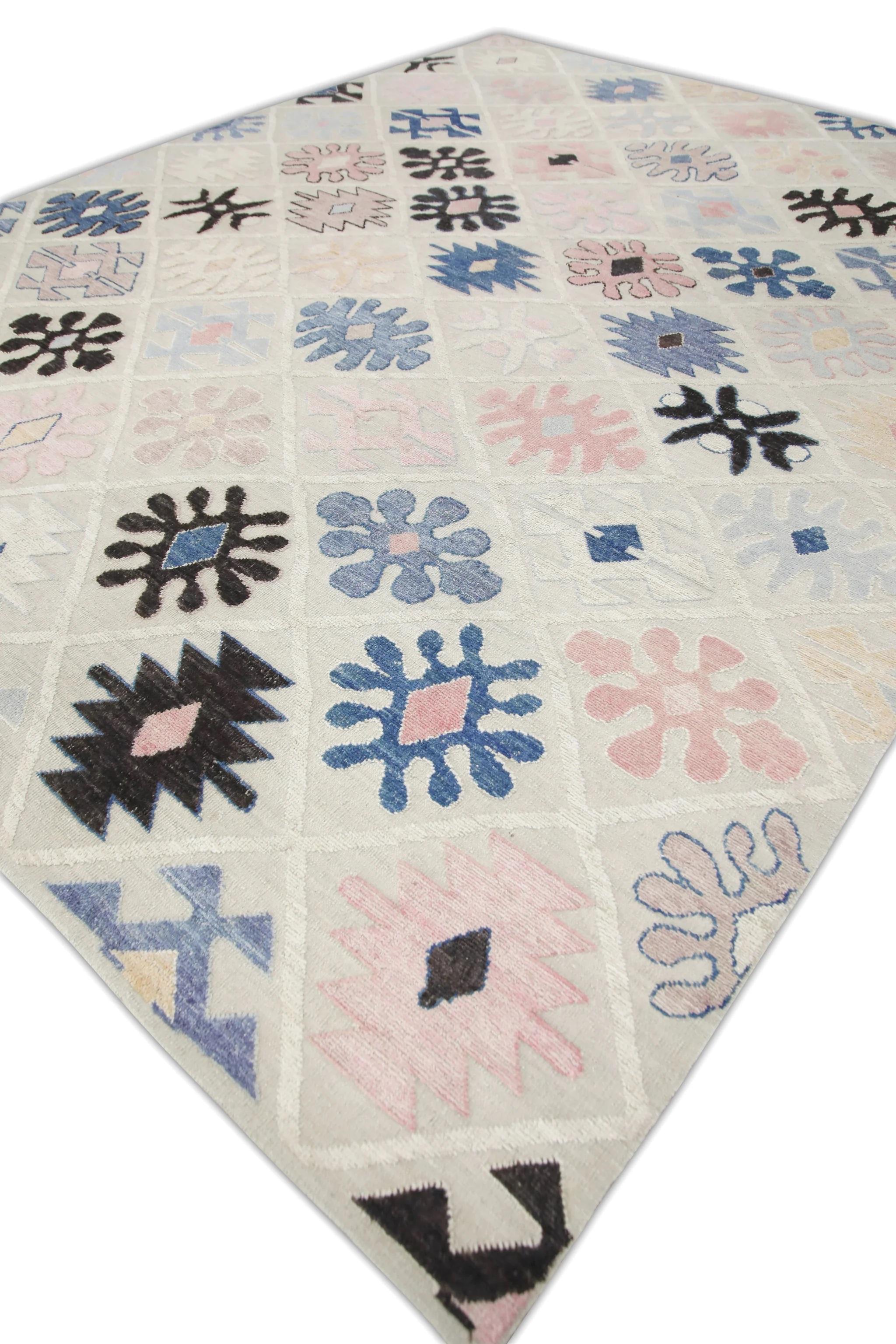Dieser exquisite türkische Flachgewebe-Kilim ist ein atemberaubendes Meisterwerk der traditionellen Handwerkskunst. Jeder Teppich wird in sorgfältiger Handarbeit von geschickten Kunsthandwerkern mit jahrhundertealten Techniken gewebt, die über