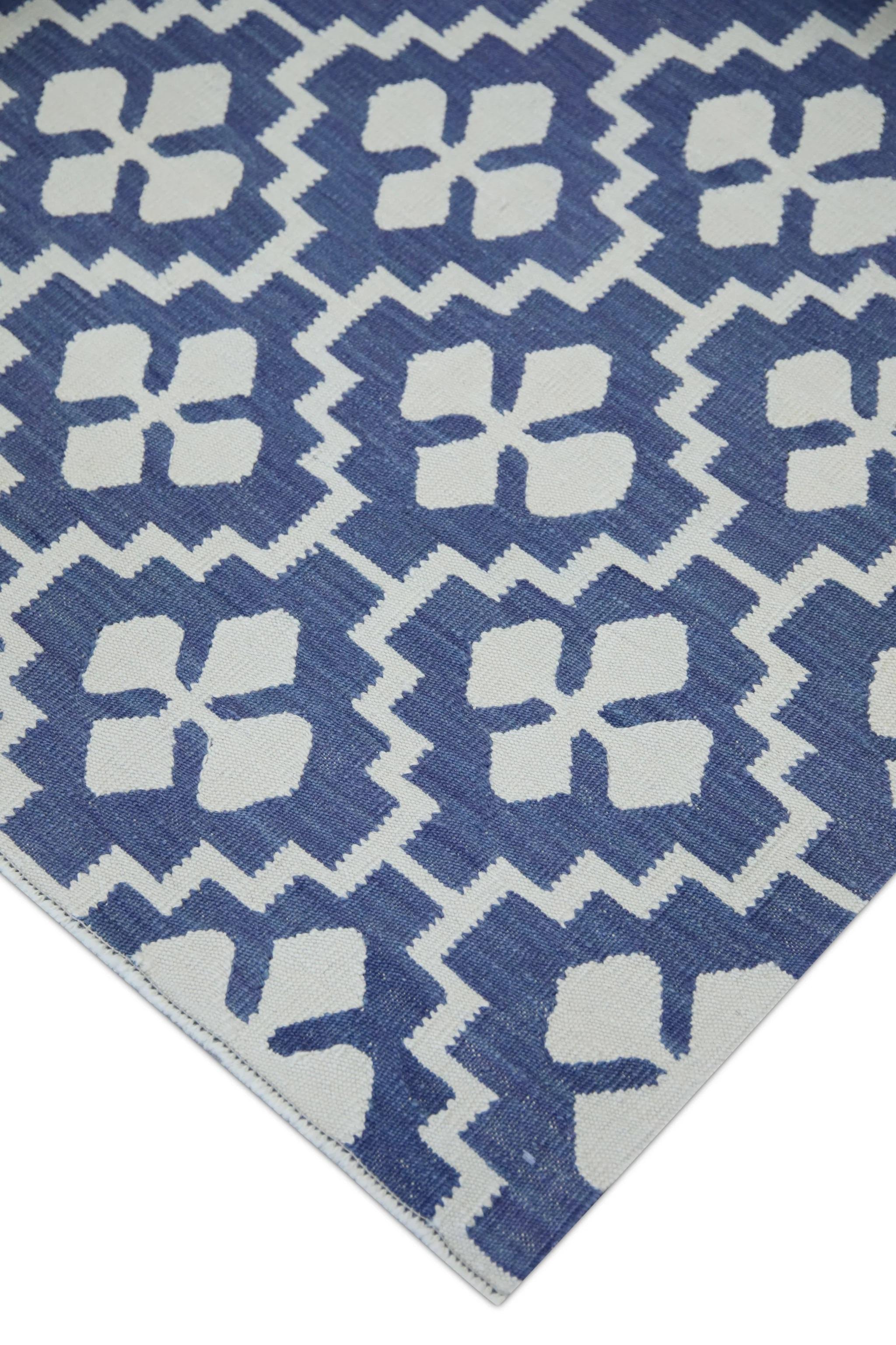 Dieser exquisite türkische Flachgewebe-Kilim ist ein atemberaubendes Meisterwerk der traditionellen Handwerkskunst. Jeder Teppich wird in sorgfältiger Handarbeit von geschickten Kunsthandwerkern mit jahrhundertealten Techniken gewebt, die über