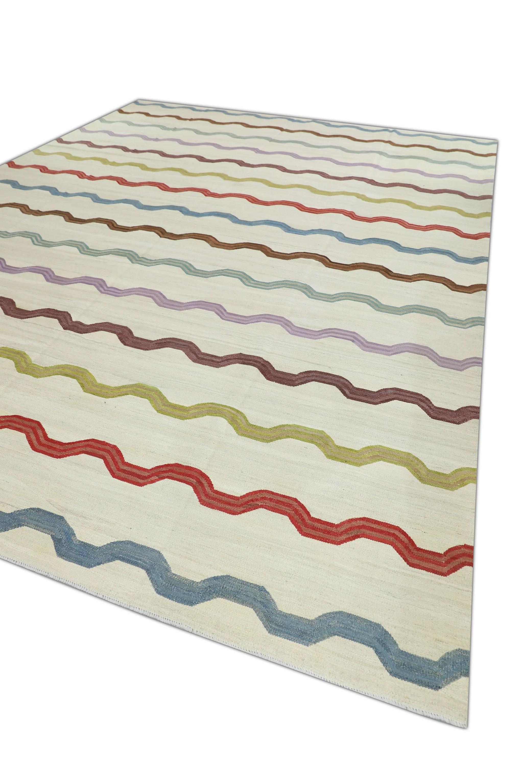 Questo squisito tappeto Kilim turco a trama piatta è un capolavoro di artigianato tradizionale. Ogni tappeto è meticolosamente tessuto a mano da abili artigiani che utilizzano tecniche secolari tramandate da generazioni. L'intricato design presenta
