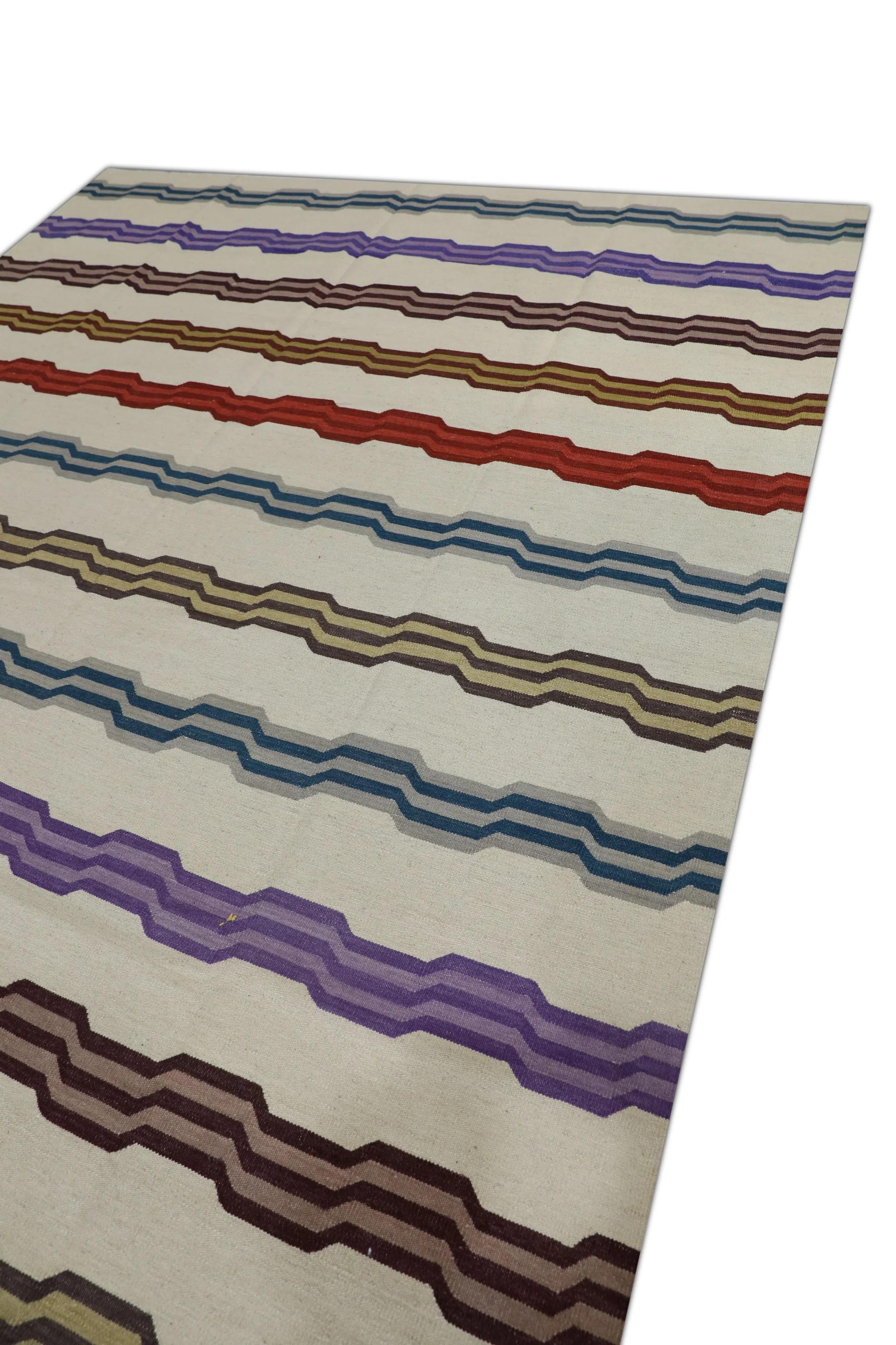 Questo squisito tappeto Kilim turco a trama piatta è un capolavoro di artigianato tradizionale. Ogni tappeto è meticolosamente tessuto a mano da abili artigiani che utilizzano tecniche secolari tramandate da generazioni. L'intricato design presenta