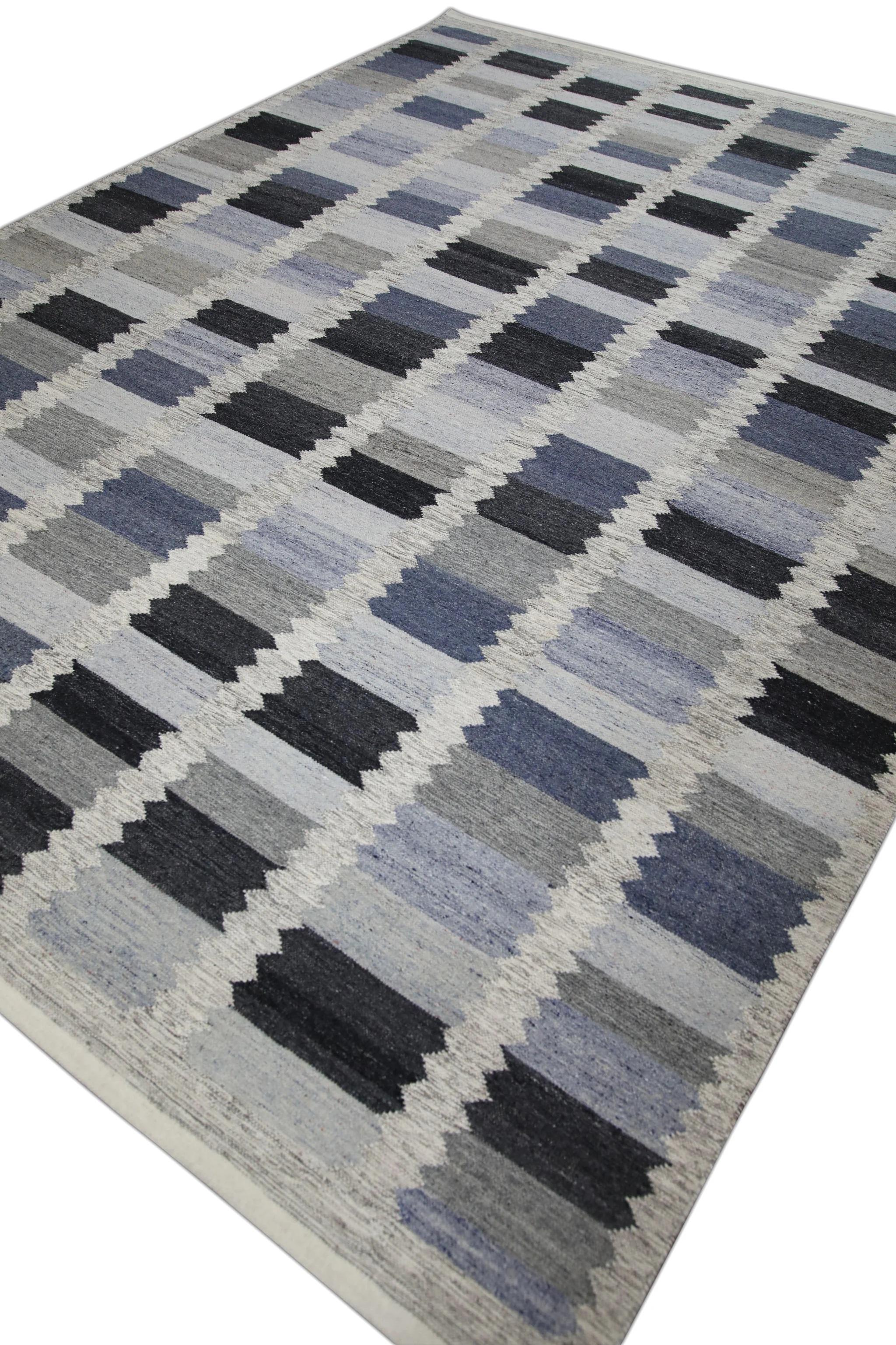 Questo squisito tappeto Kilim turco a trama piatta è un capolavoro di artigianato tradizionale. Ogni tappeto è meticolosamente tessuto a mano da abili artigiani che utilizzano tecniche secolari tramandate da generazioni. L'intricato design presenta