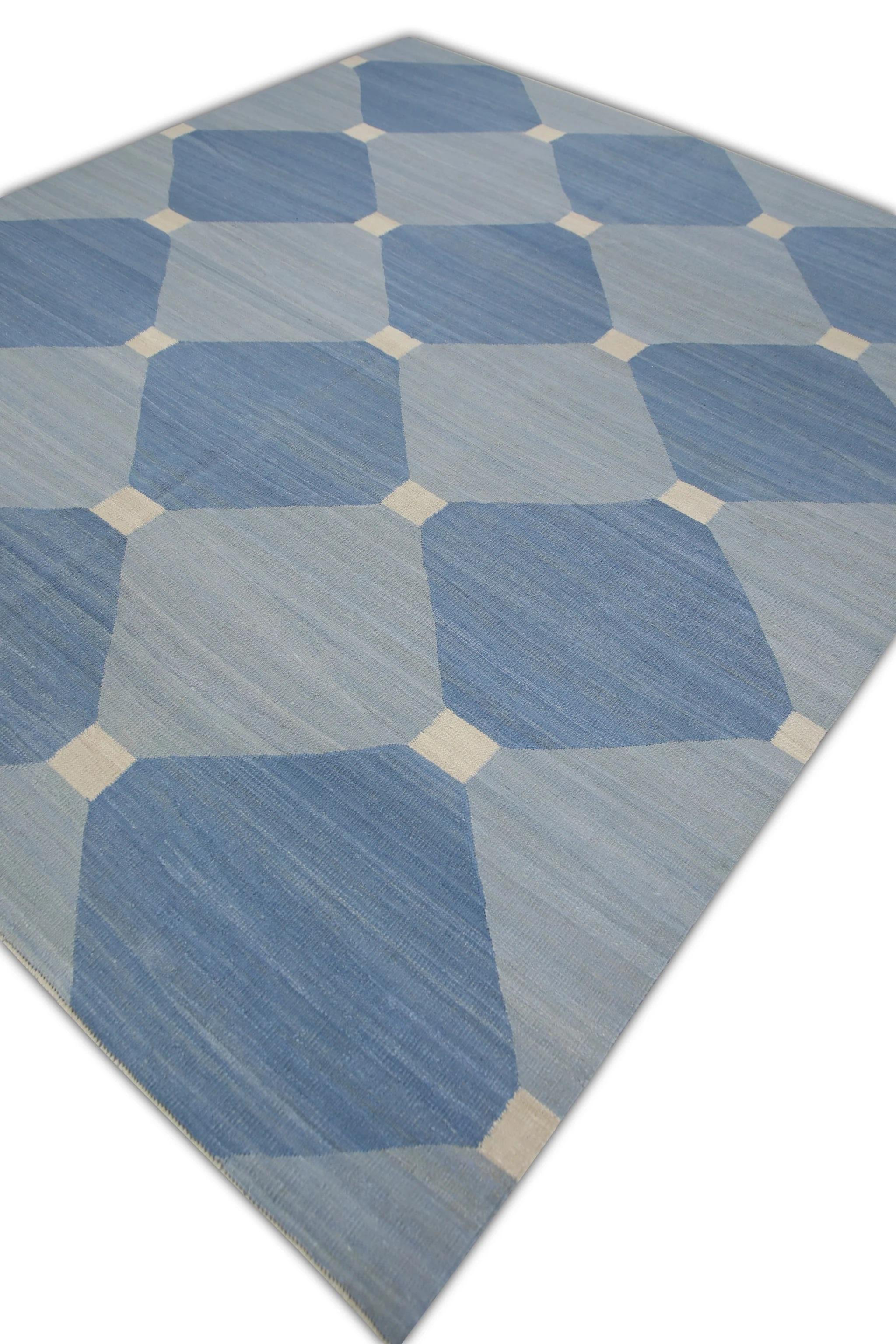 Dieser exquisite türkische Flachgewebe-Kilim ist ein atemberaubendes Meisterwerk der traditionellen Handwerkskunst. Jeder Teppich wird in sorgfältiger Handarbeit von geschickten Kunsthandwerkern mit jahrhundertealten Techniken gewebt, die über