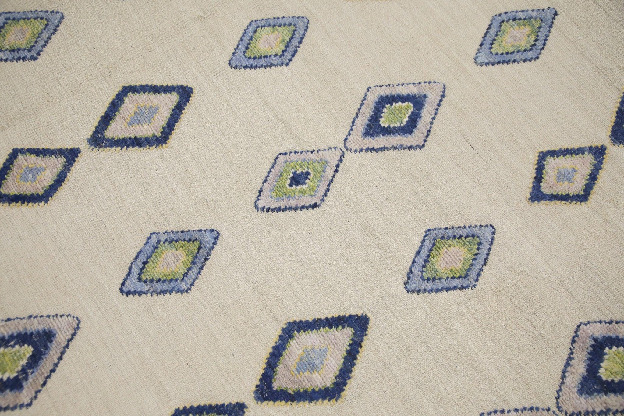 Handgefertigter Wollteppich in Creme mit flachem Muster und blauem geometrischem Diamantmuster 10'8