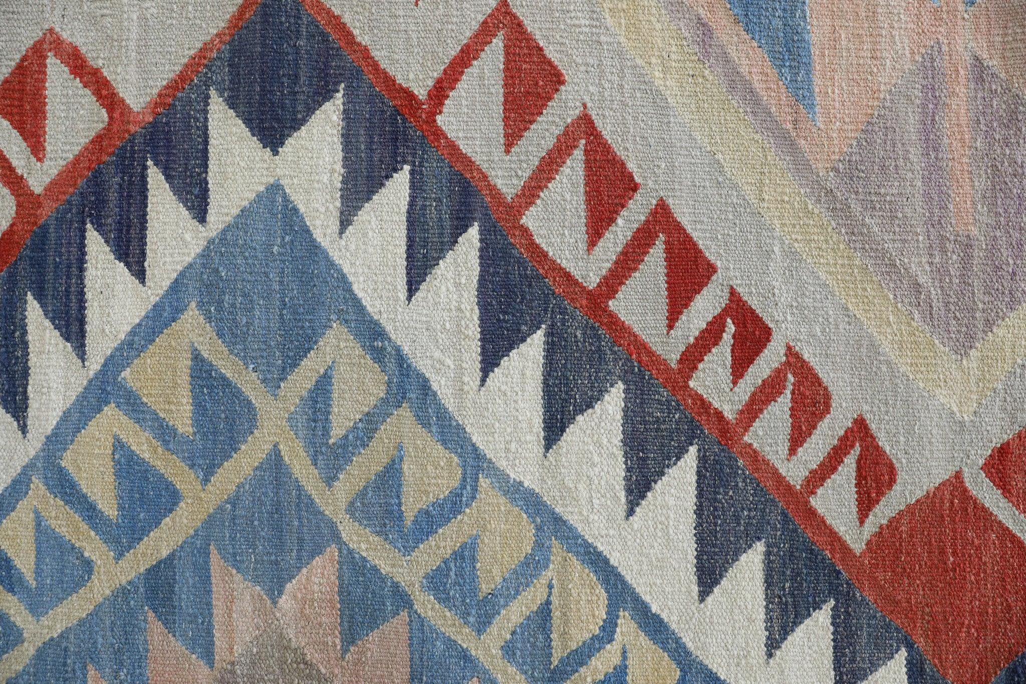 Flachgewebter handgefertigter Wollteppich in Rot & Blau mit geometrischem Muster 9'7