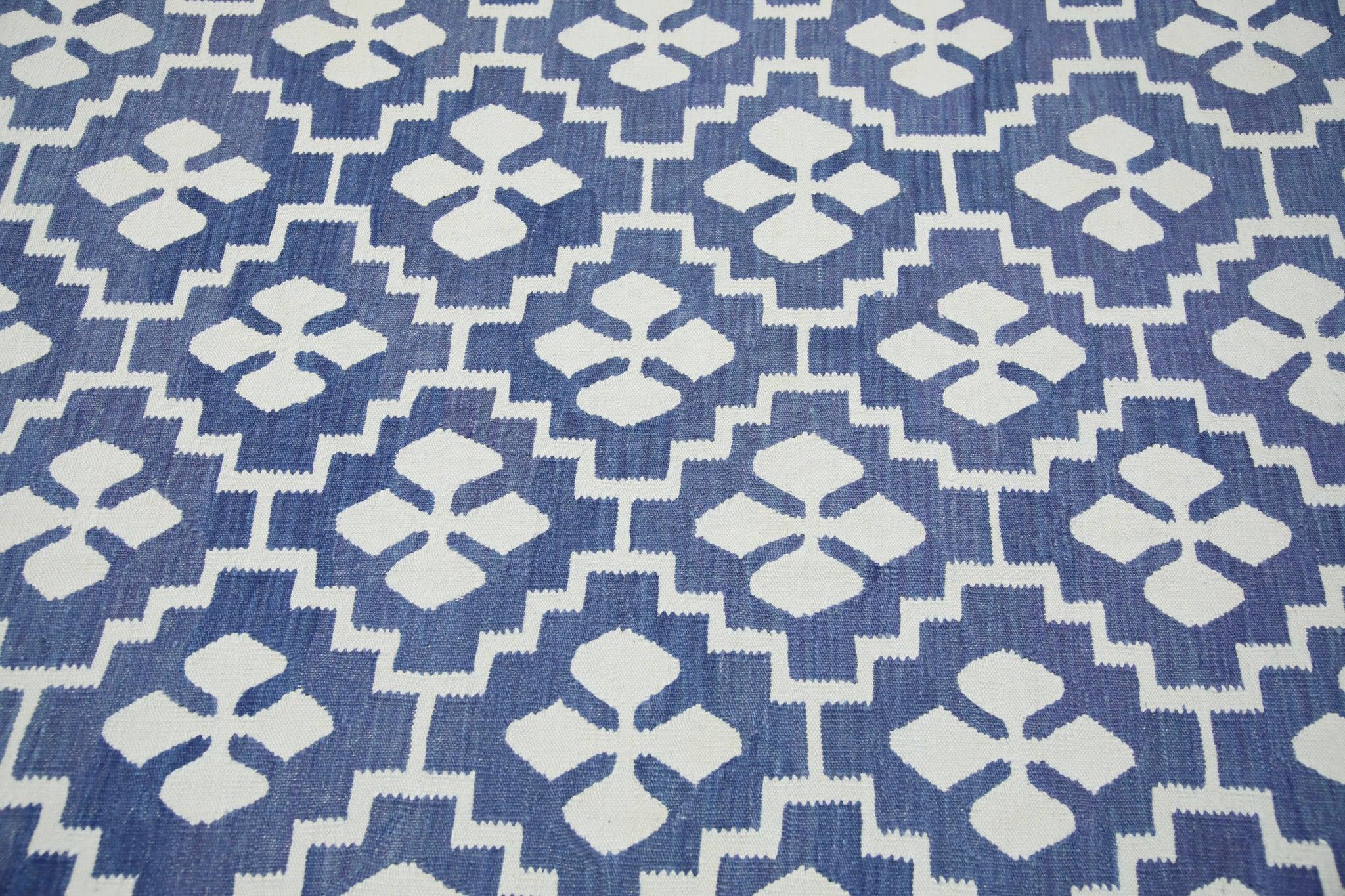 Blauer handgefertigter Flachgewebe-Wollteppich in geometrischem Design 8'1