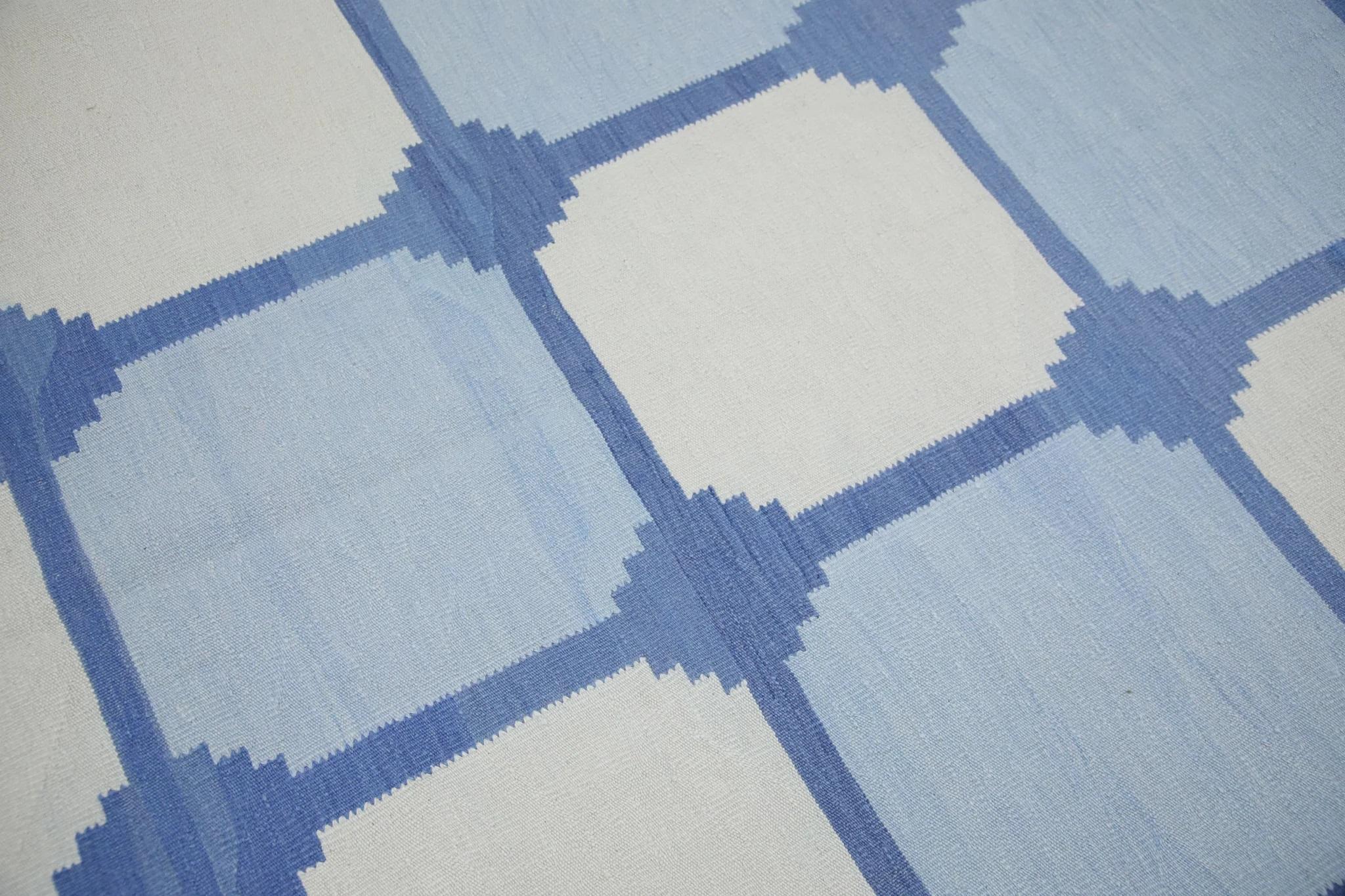 Moderne Tapis en laine bleu à motifs géométriques tissé à plat fait à la main 9'5