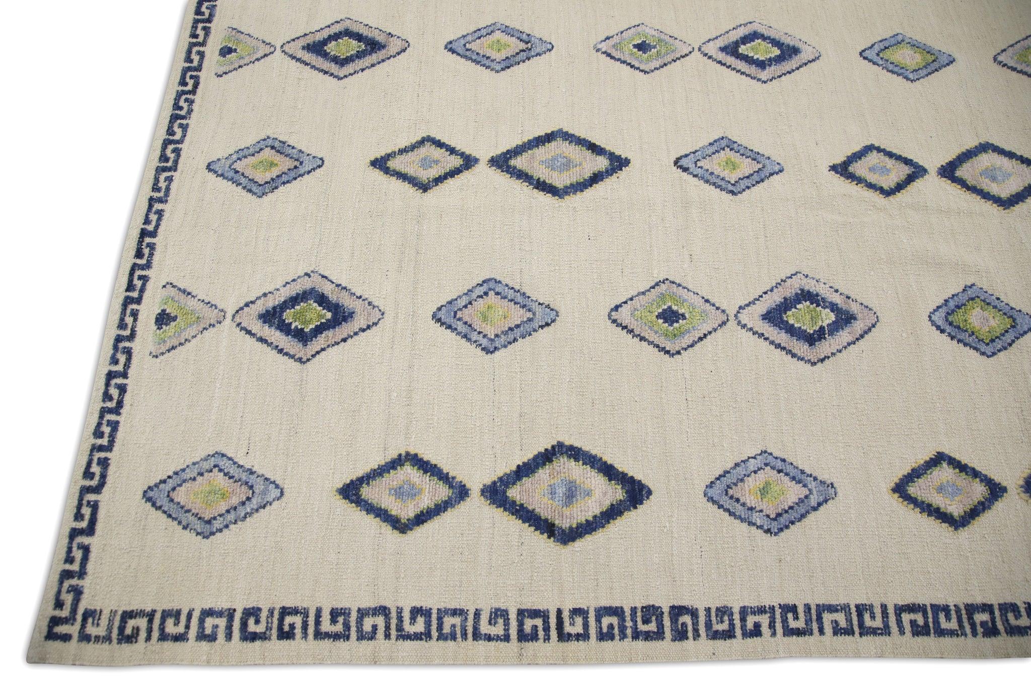 Handgefertigter Wollteppich in Creme mit flachem Muster und blauem geometrischem Diamantmuster 10'8