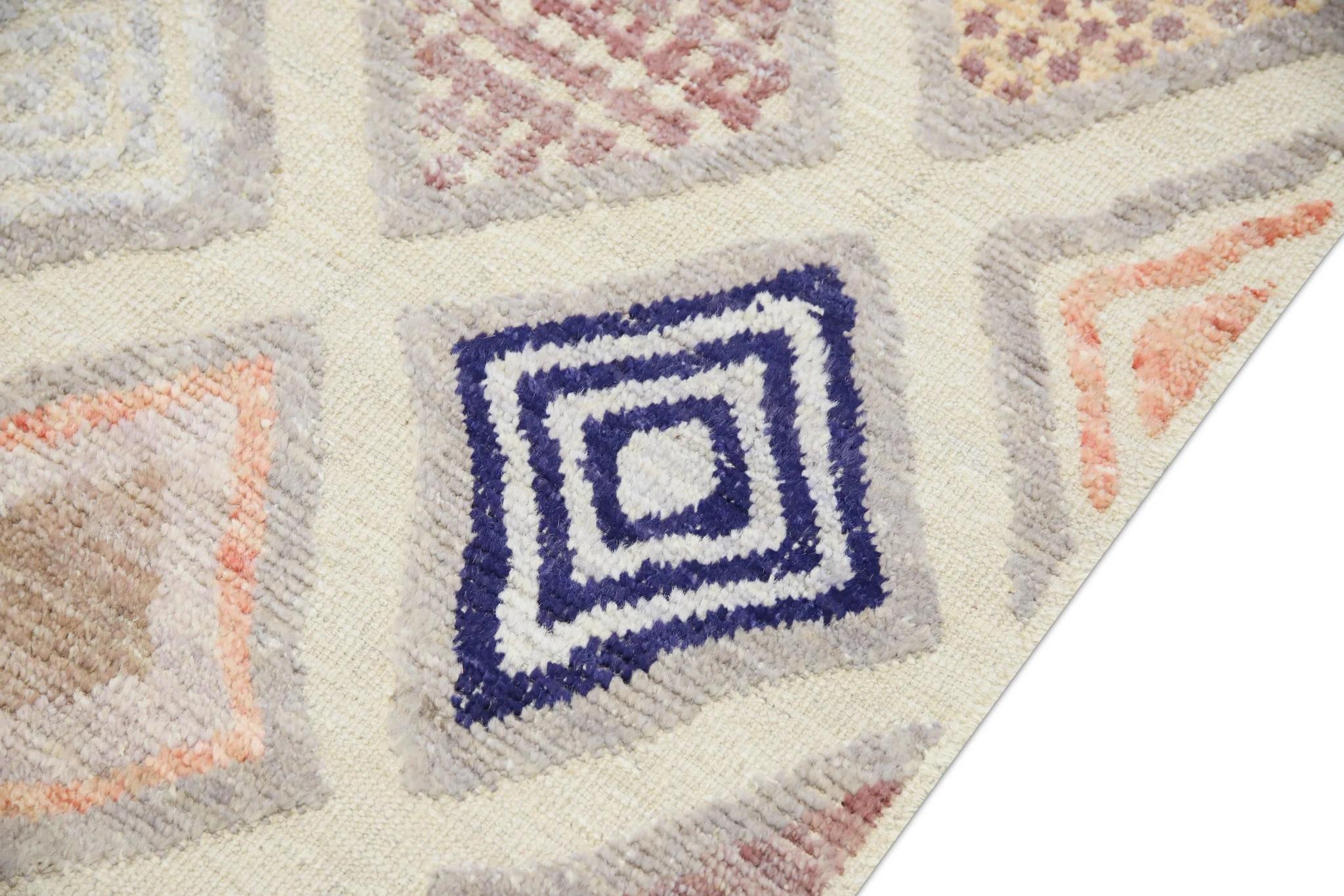 Handgefertigter Flachgewebe-Wollteppich in Rosa & Blau mit geometrischem Muster 8'2