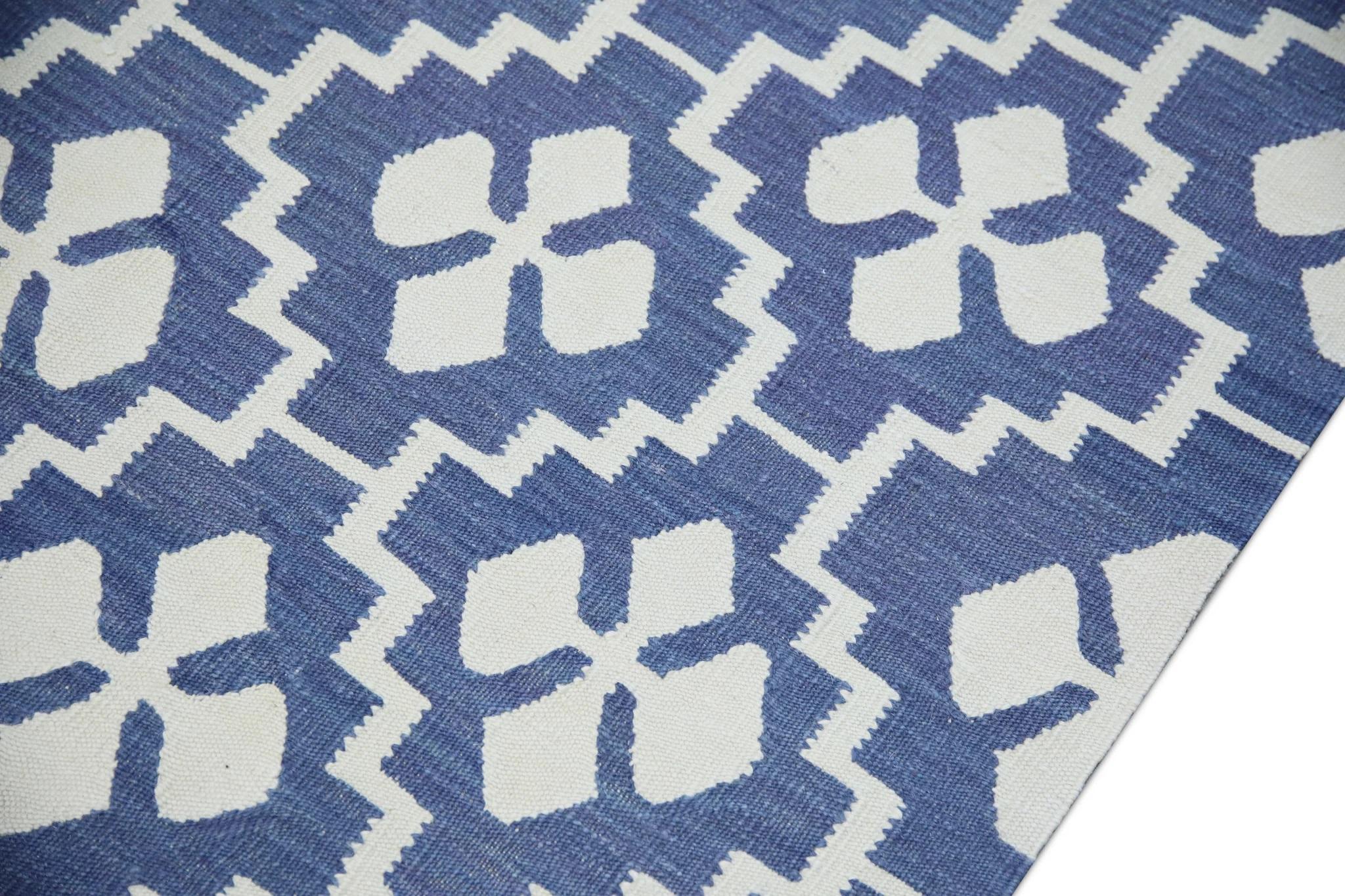 Blauer handgefertigter Flachgewebe-Wollteppich in geometrischem Design 8'1