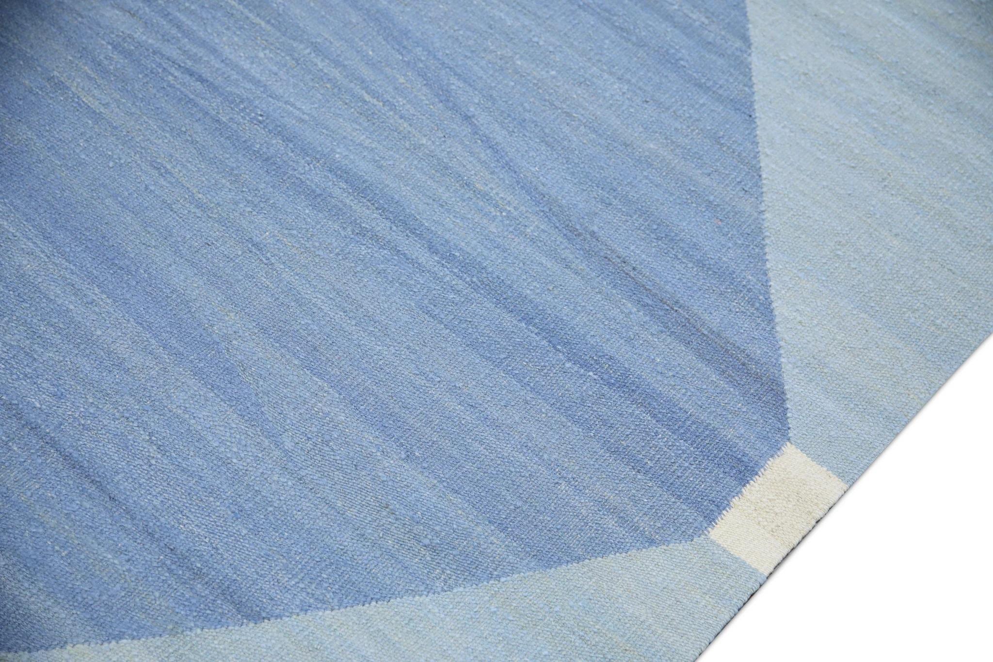 Blauer handgefertigter Flachgewebe-Wollteppich mit geometrischem Muster 9'10