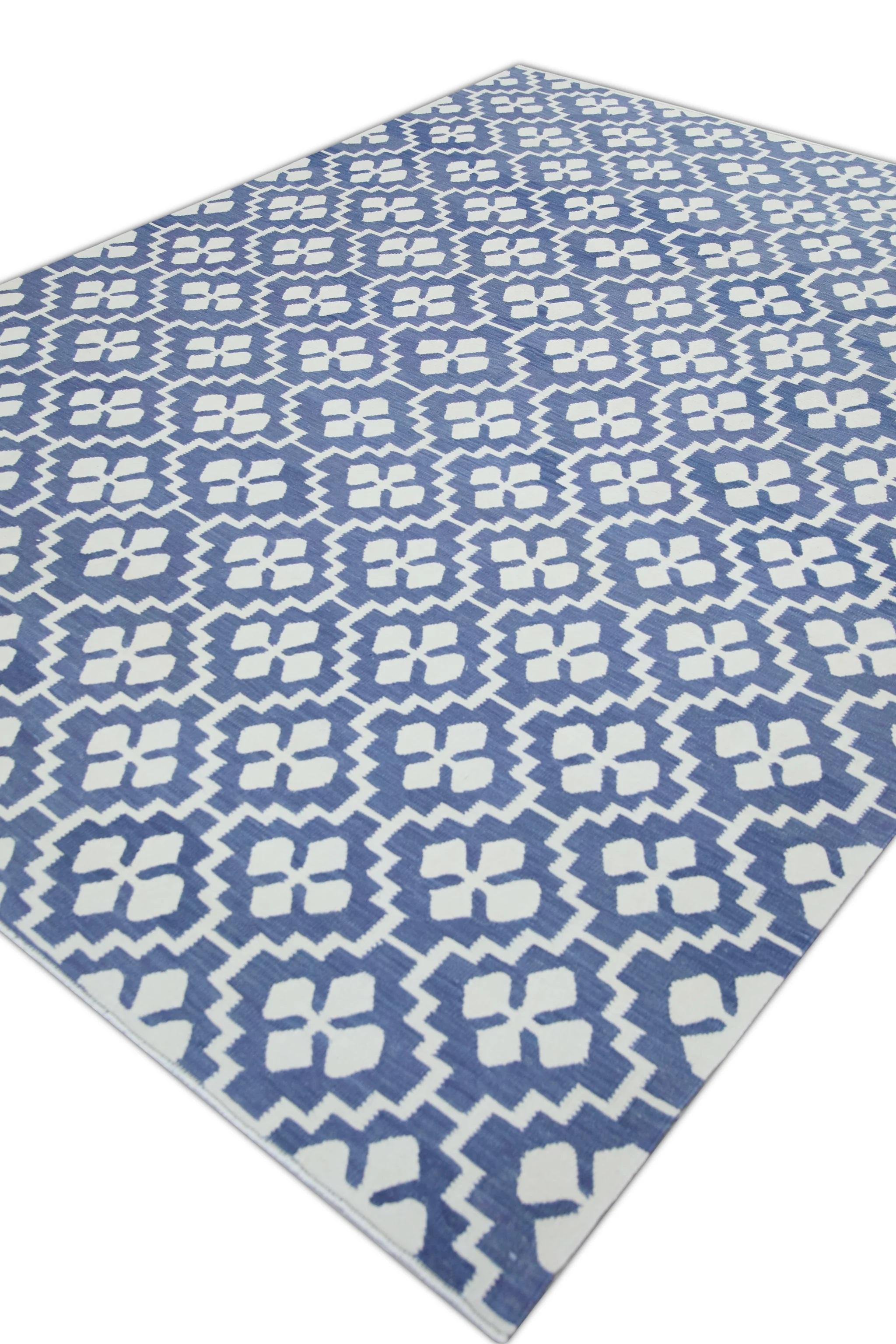 Blauer handgefertigter Flachgewebe-Wollteppich in geometrischem Design 8'1