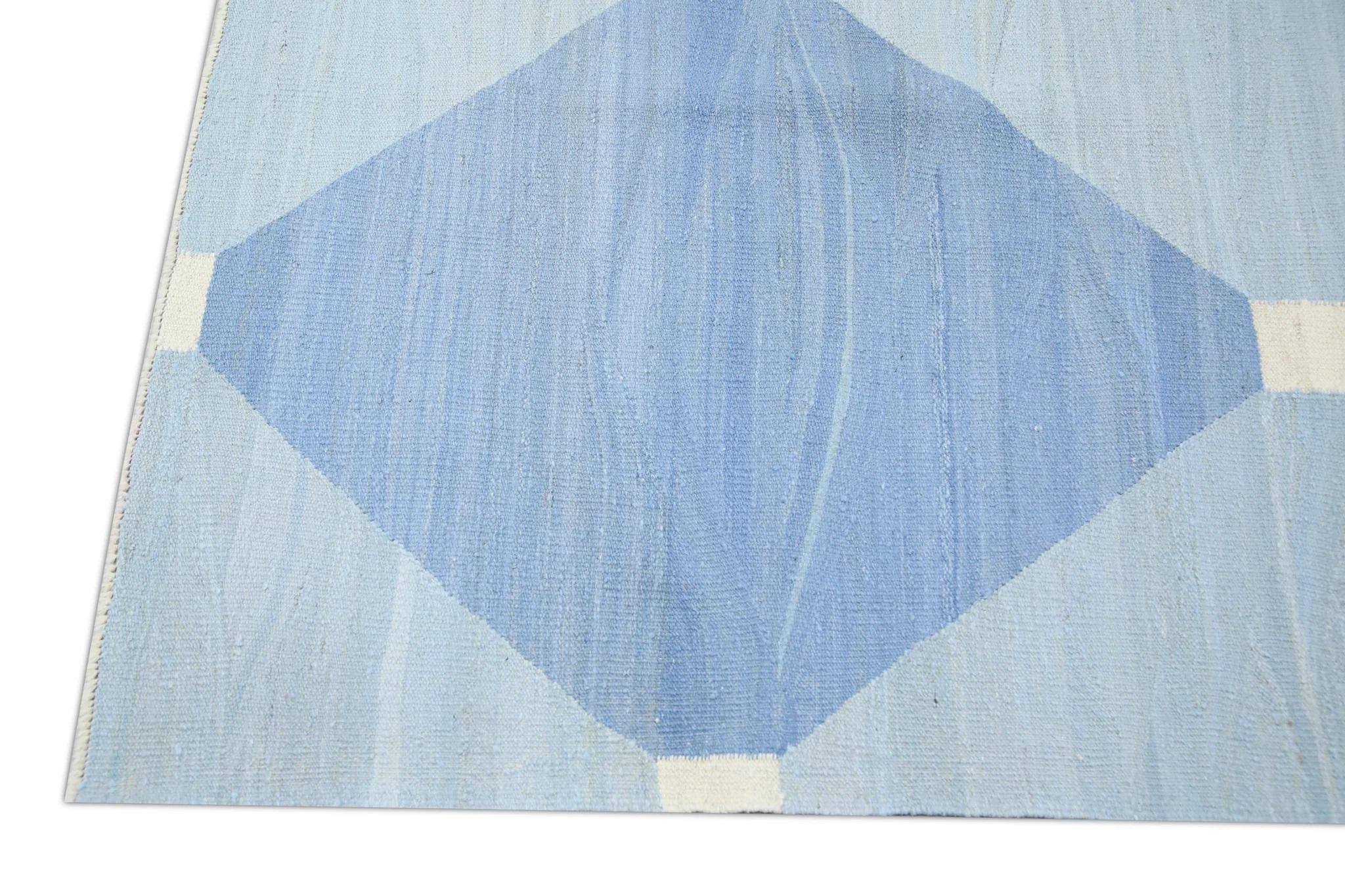 Blauer handgefertigter Flachgewebe-Wollteppich in geometrischem Design 10'3