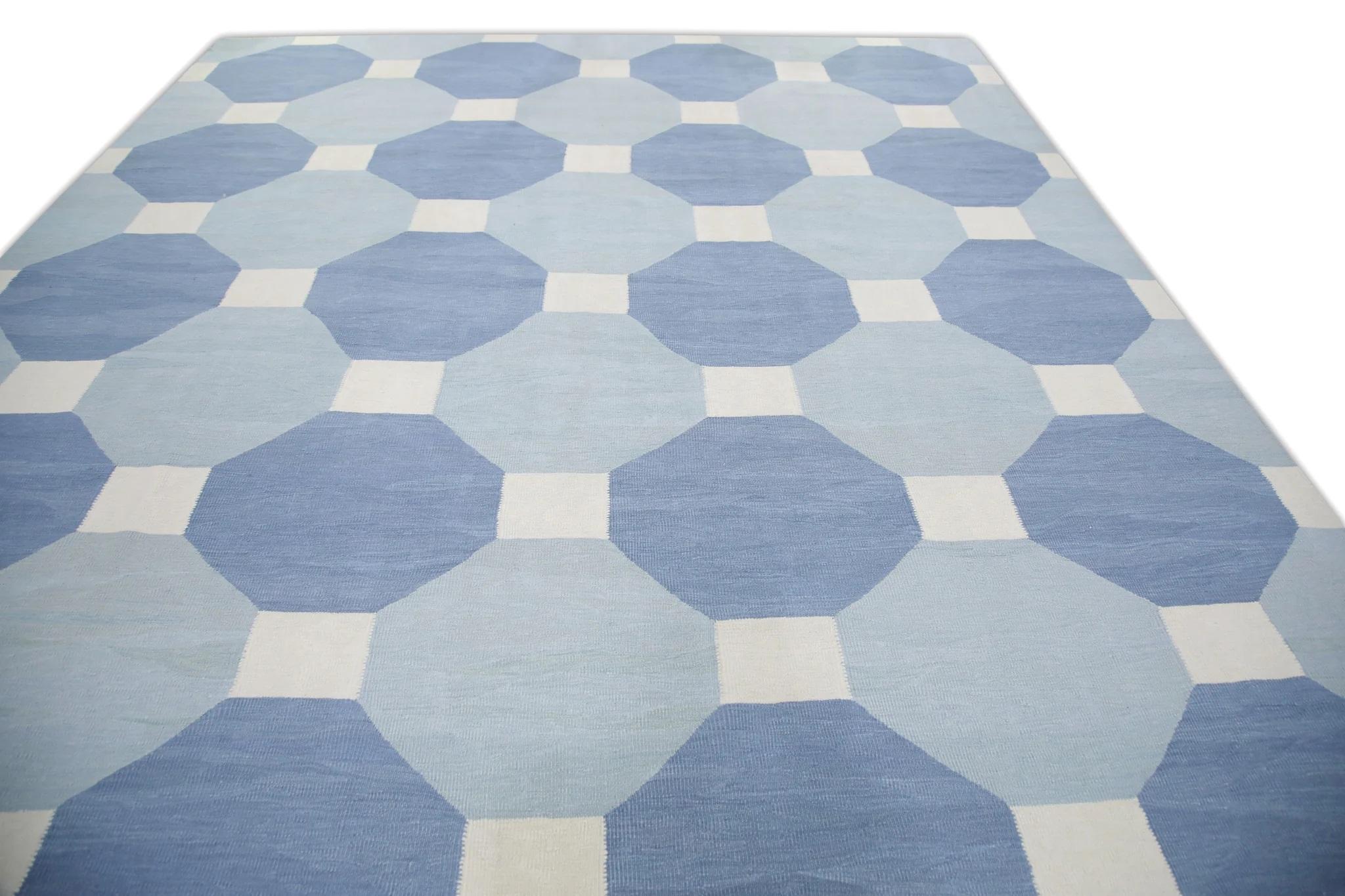 Blauer handgefertigter Flachgewebe-Wollteppich in geometrischem Design 10'1