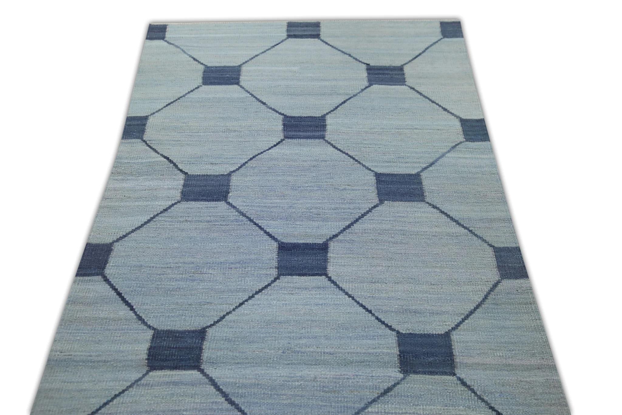 Blauer handgefertigter Flachgewebe-Wollteppich in geometrischem Design 3' X 12'6