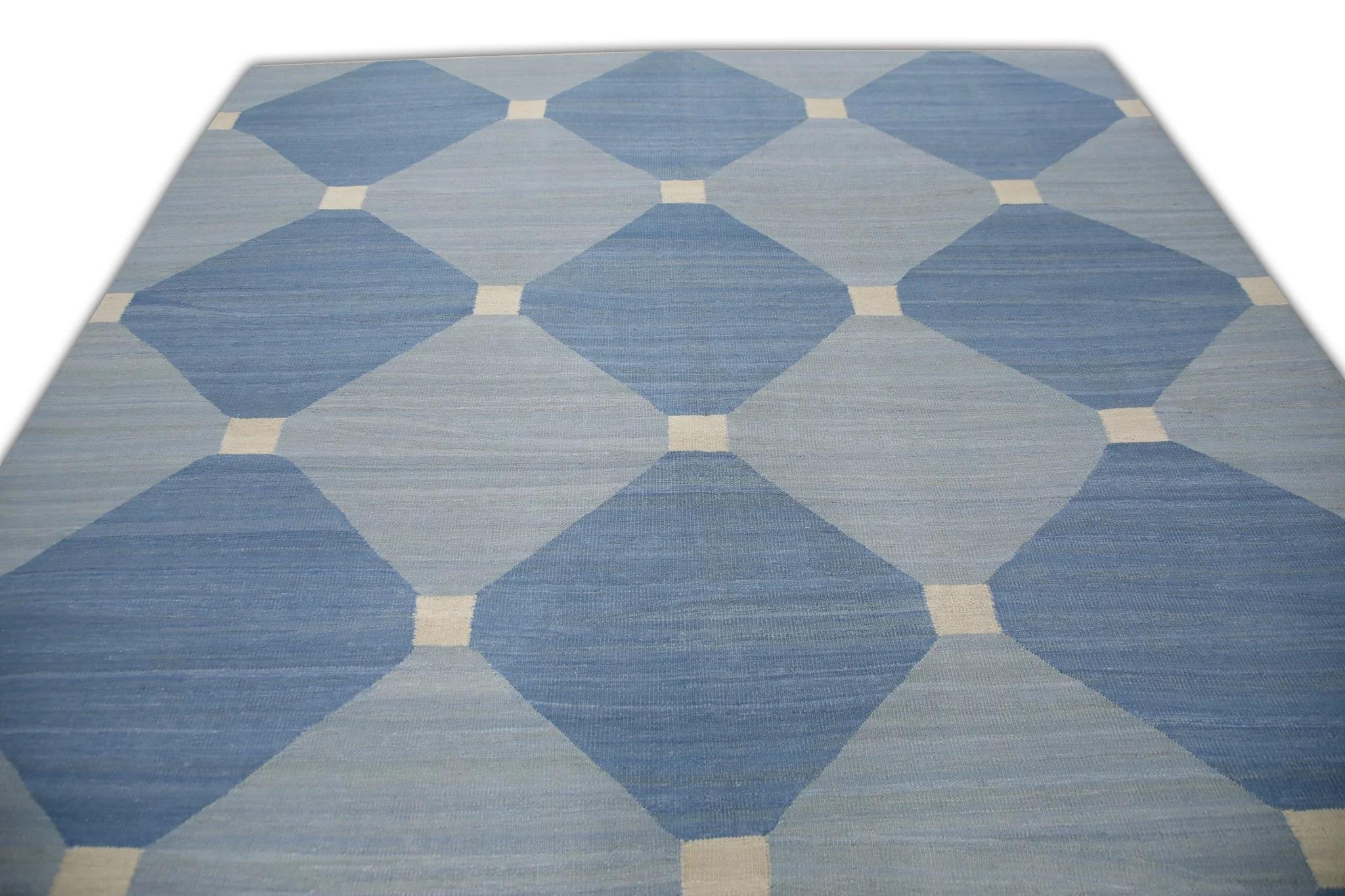Blauer handgefertigter Flachgewebe-Wollteppich in geometrischem Design 8'8