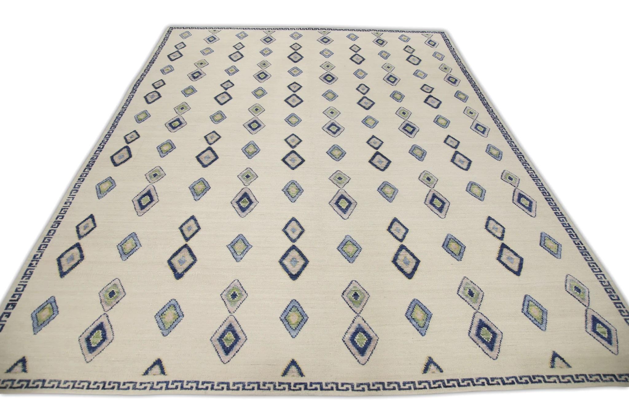Handgefertigter Wollteppich in Creme mit flachem Muster und blauem geometrischem Diamantmuster 10'8