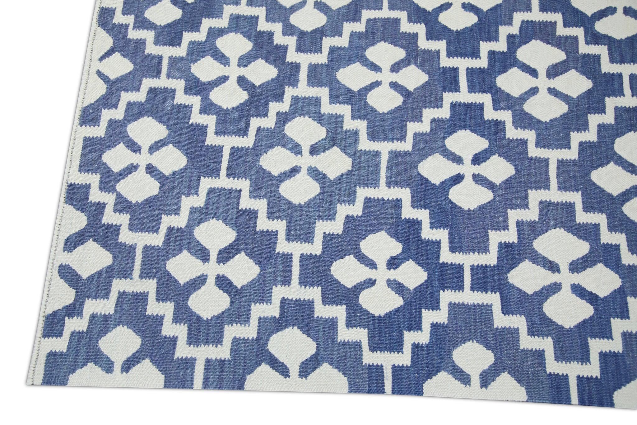 Blauer handgefertigter Flachgewebe-Wollteppich in geometrischem Design 8'1