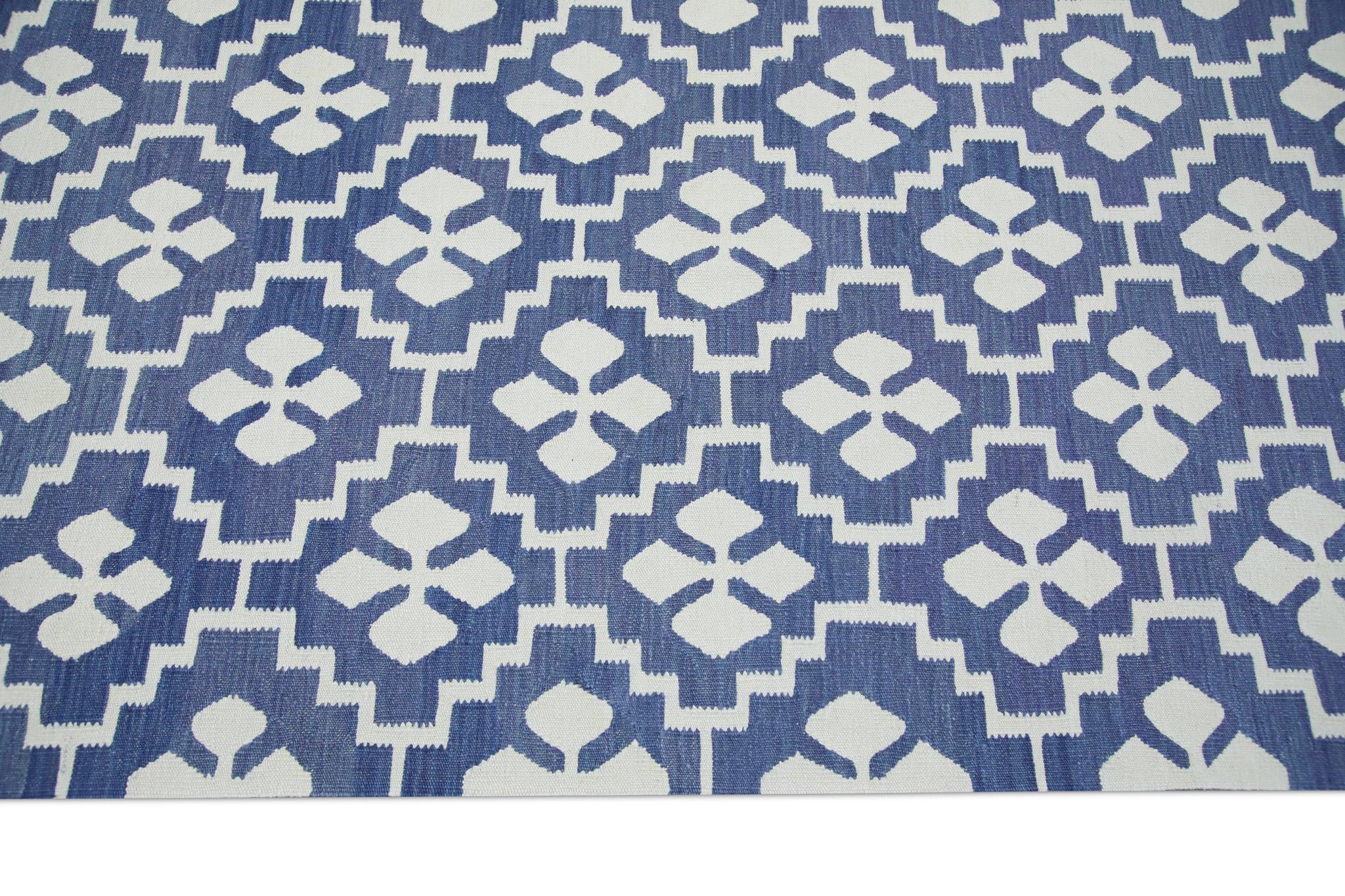 Blauer handgefertigter Flachgewebe-Wollteppich in geometrischem Design 8'1