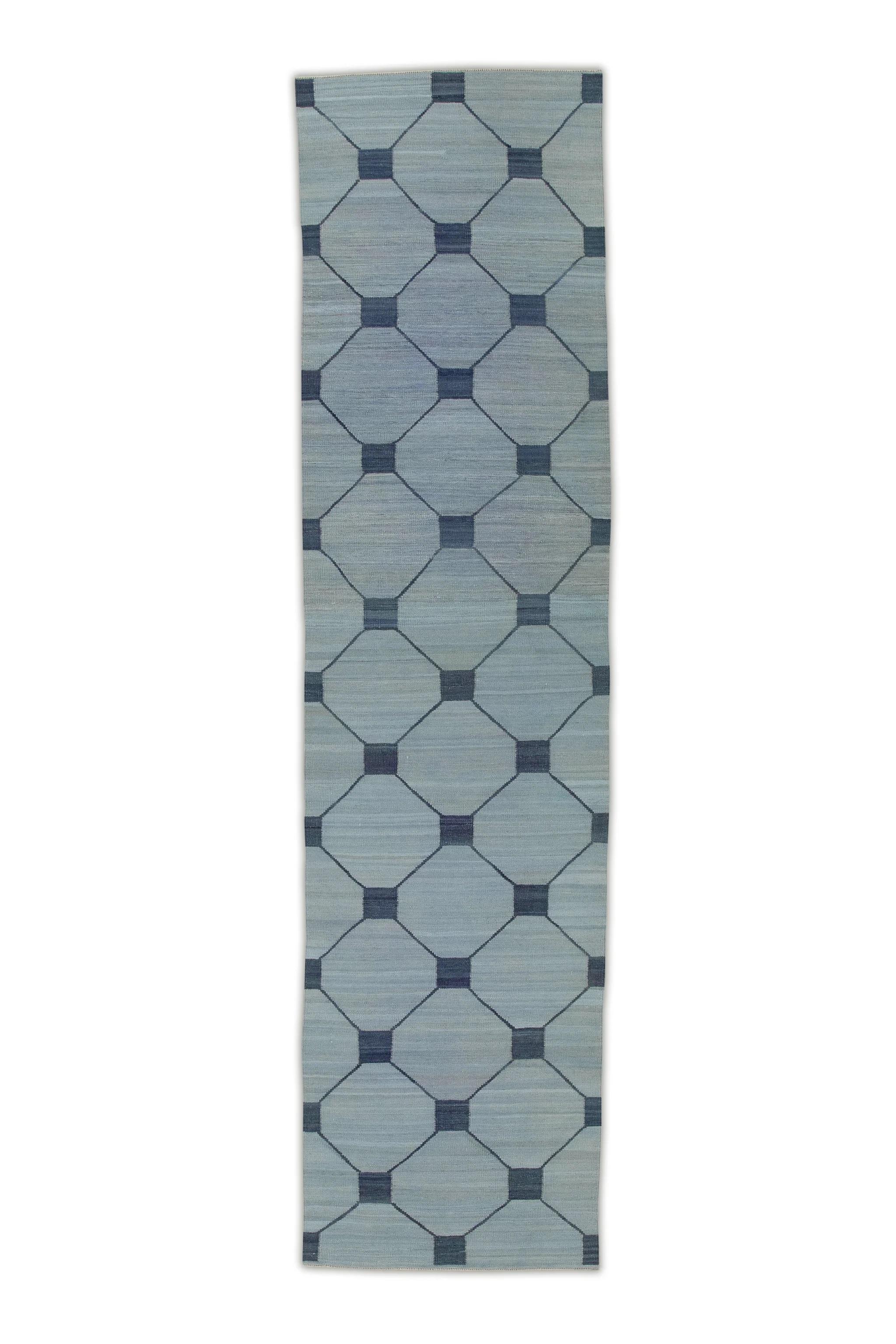 Blauer handgefertigter Flachgewebe-Wollteppich in geometrischem Design 3' X 12'6
