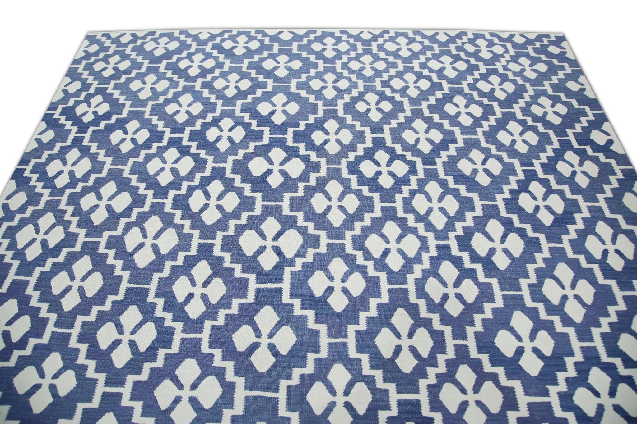 Blauer handgefertigter Flachgewebe-Wollteppich in geometrischem Design 8'1