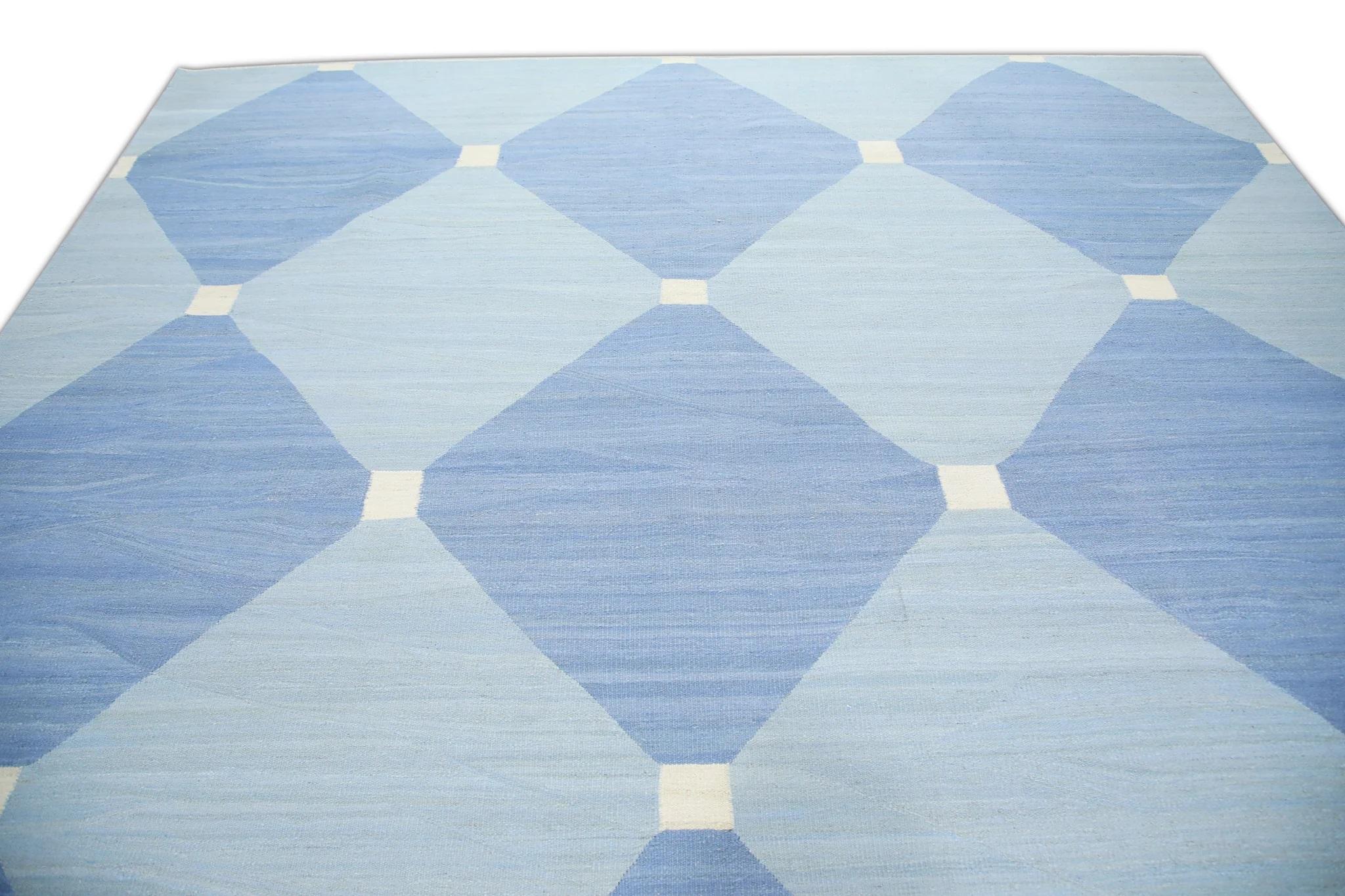 Blauer handgefertigter Flachgewebe-Wollteppich in geometrischem Design 10'3