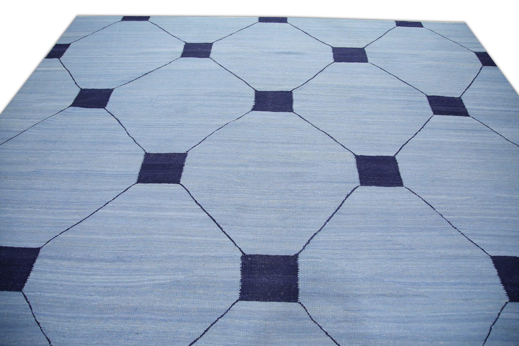 Handgefertigter Flachgewebe-Wollteppich in Blau & Marineblau mit geometrischem Design 10'5
