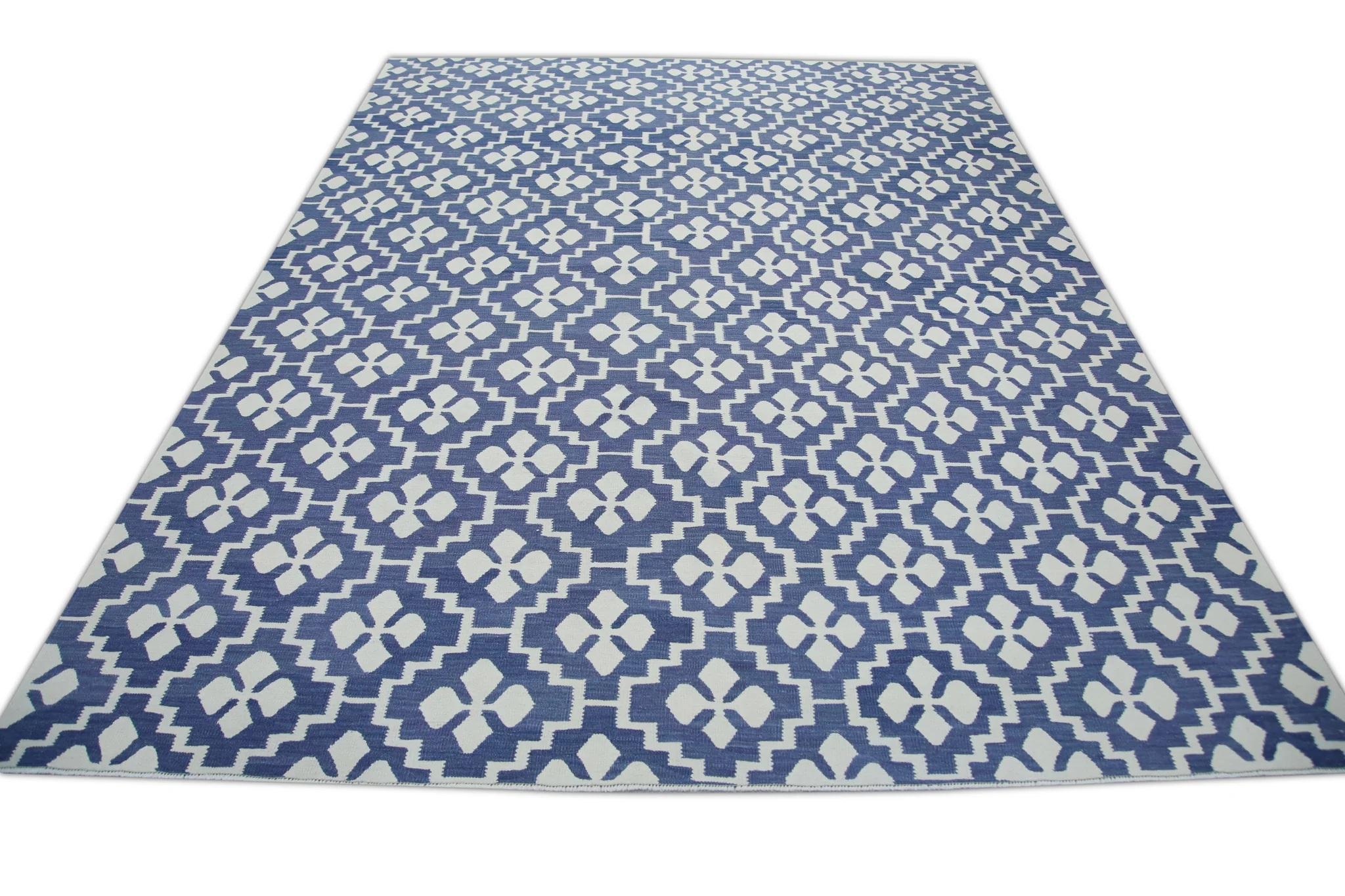 Blauer handgefertigter Flachgewebe-Wollteppich in geometrischem Design 8'1