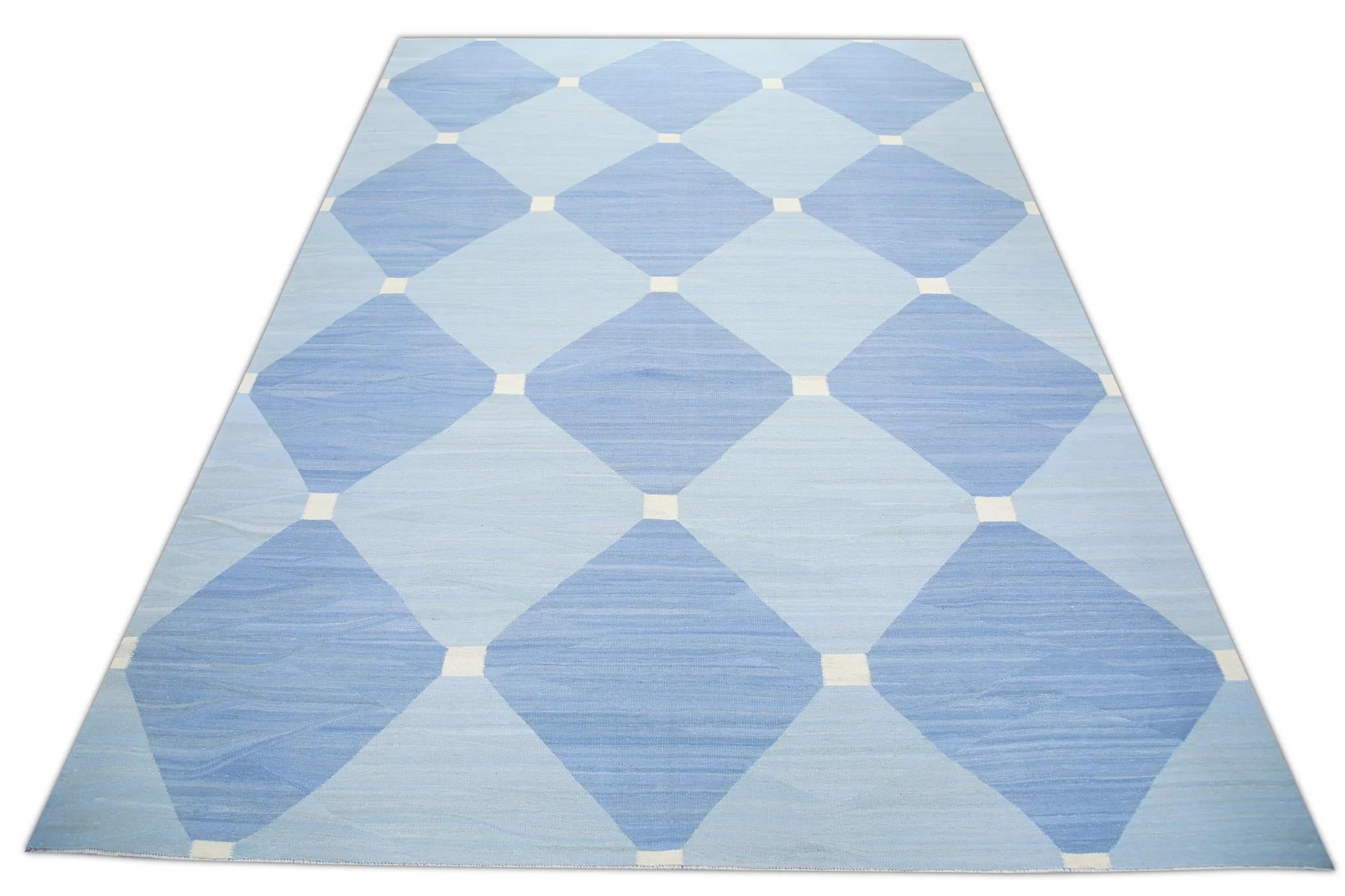 Blauer handgefertigter Flachgewebe-Wollteppich in geometrischem Design 10'3