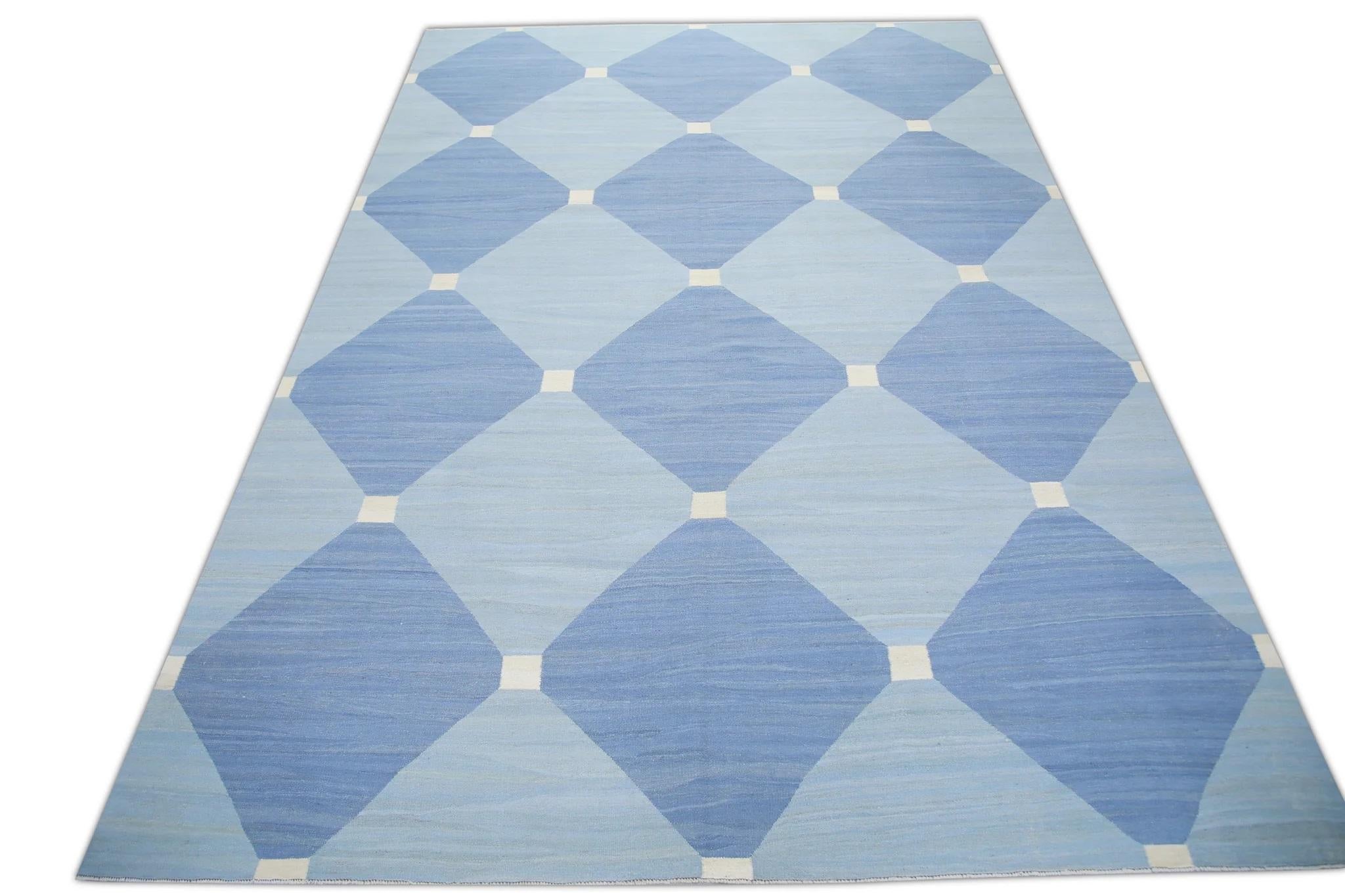 Blauer handgefertigter Flachgewebe-Wollteppich mit geometrischem Muster 9'10