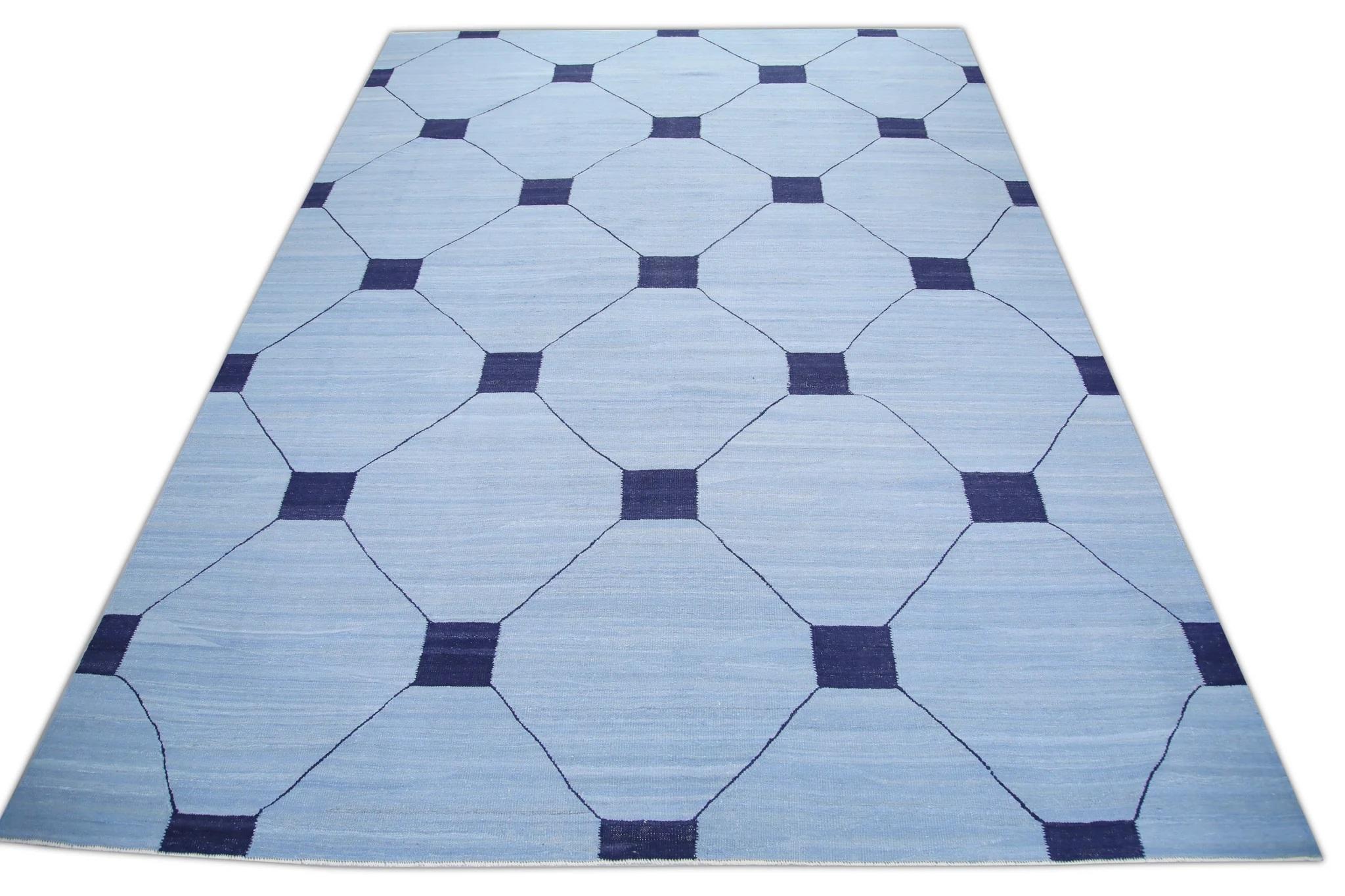 Handgefertigter Flachgewebe-Wollteppich in Blau & Marineblau mit geometrischem Design 10'5