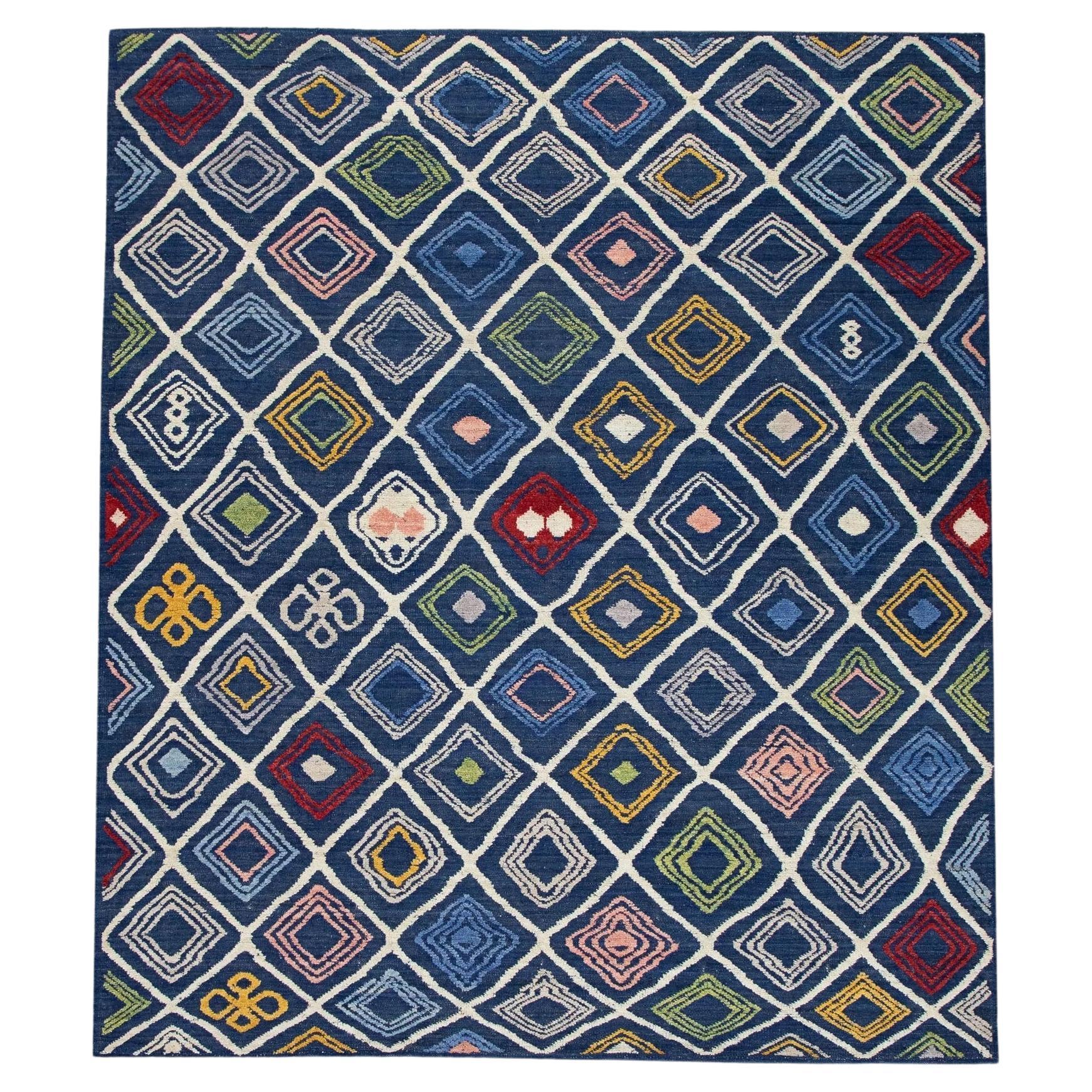 Tapis en laine bleu à motifs géométriques et multicolores tissé à la main 8'11" X 10'5".
