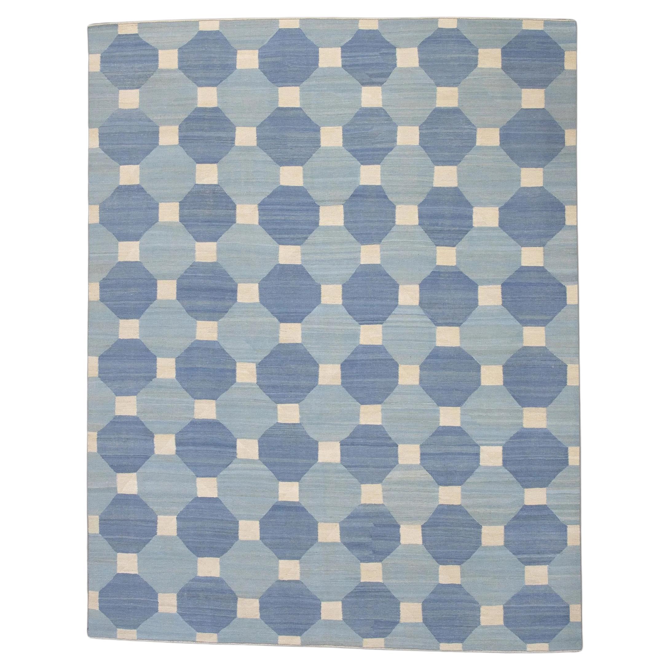 Tapis en laine bleu à motifs géométriques tissés à plat fait à la main 8'9" X 11'9". en vente