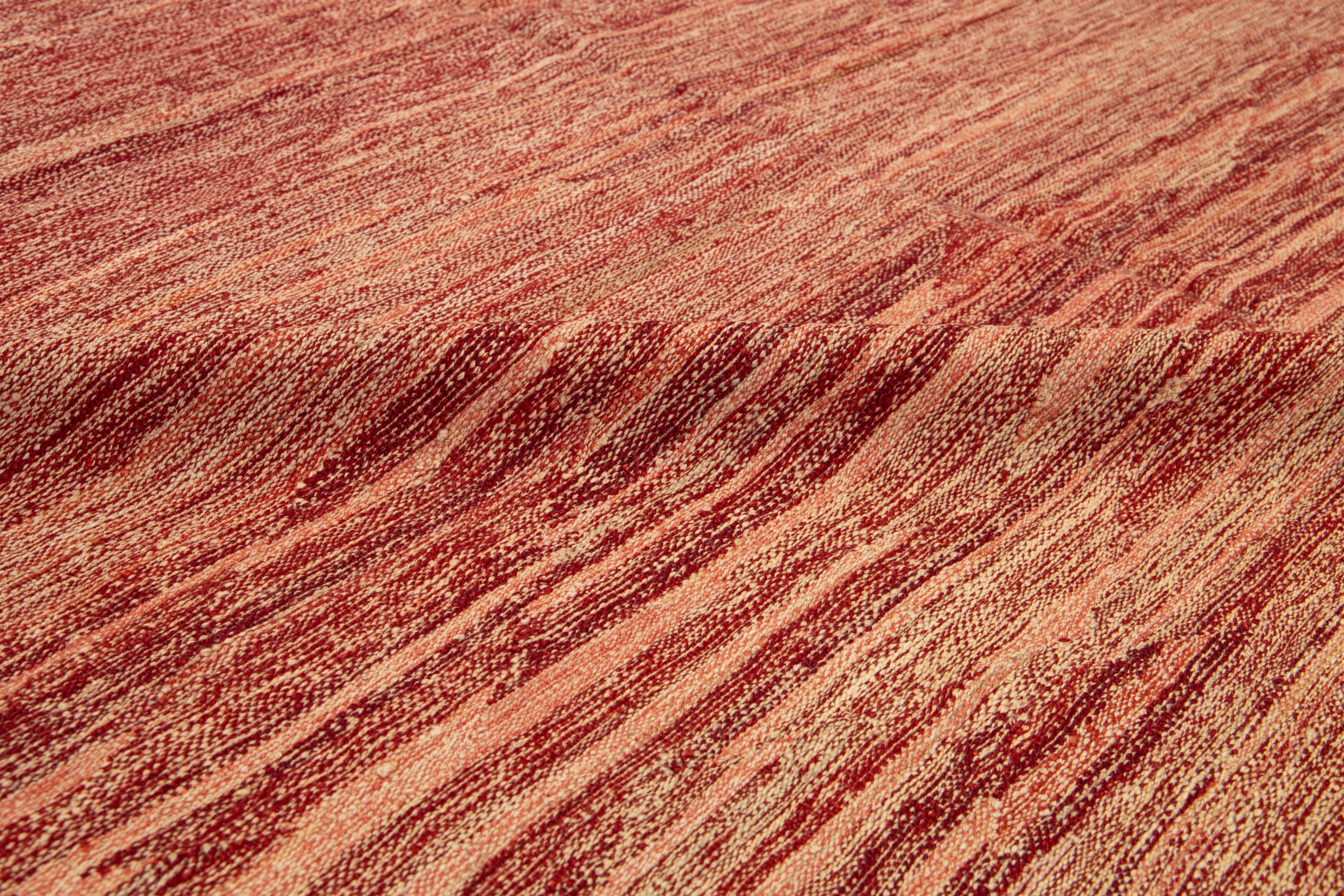 Tappeto moderno in lana a tessitura piatta Rug & Kilim fatto a mano in colore rosso-ruggine in vendita 3